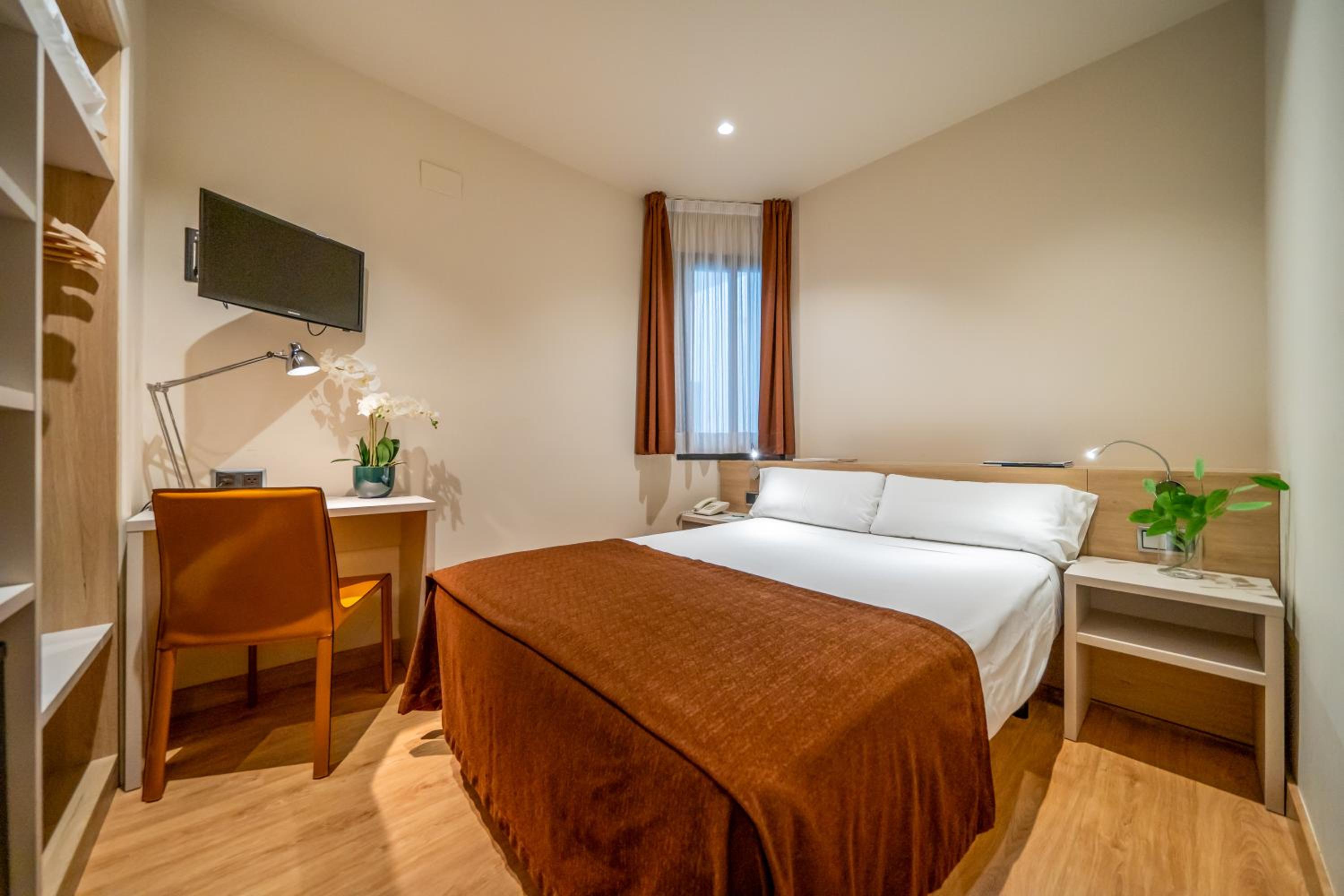 Small Double or Twin Room photo 3