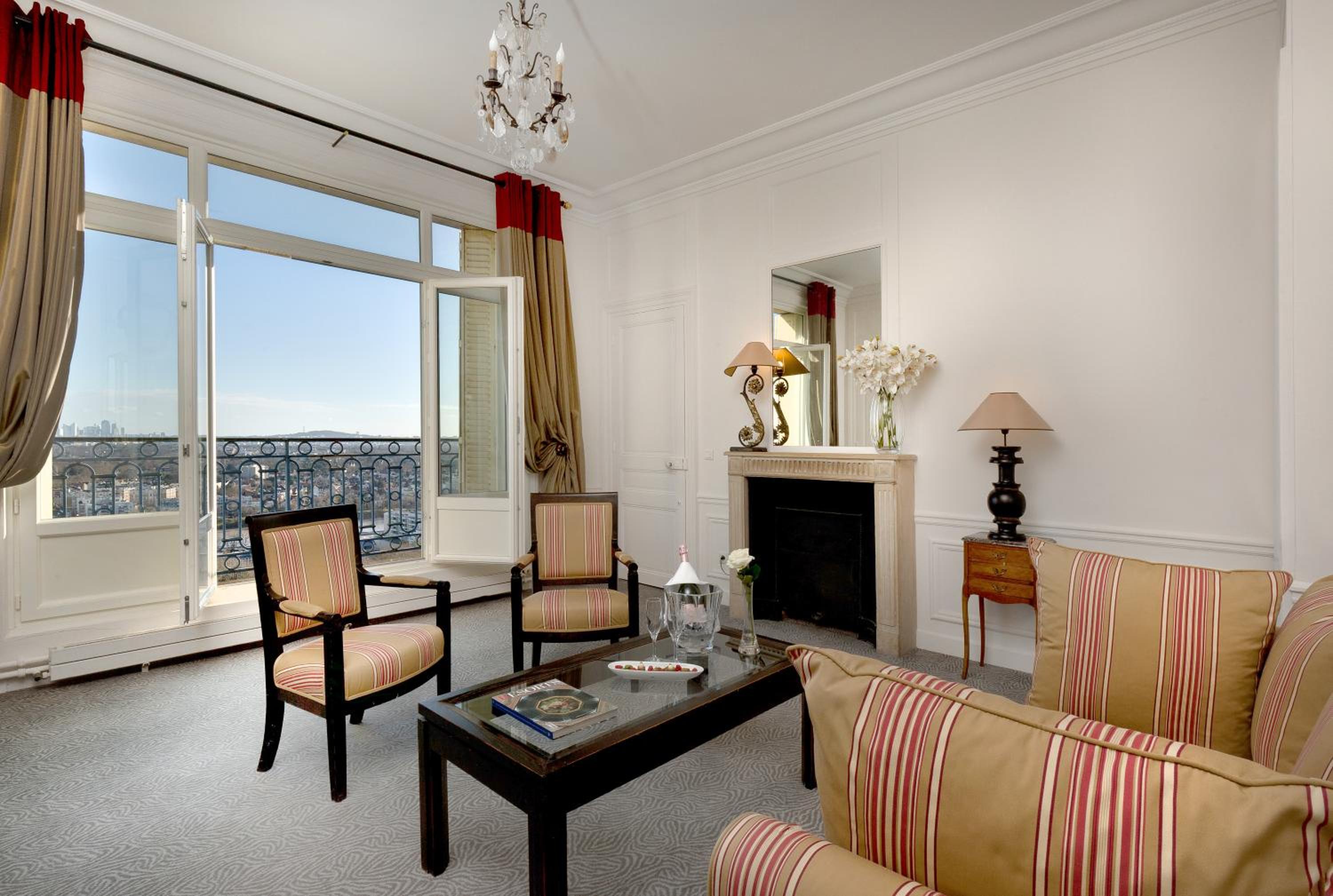 Suite - Photo 1
