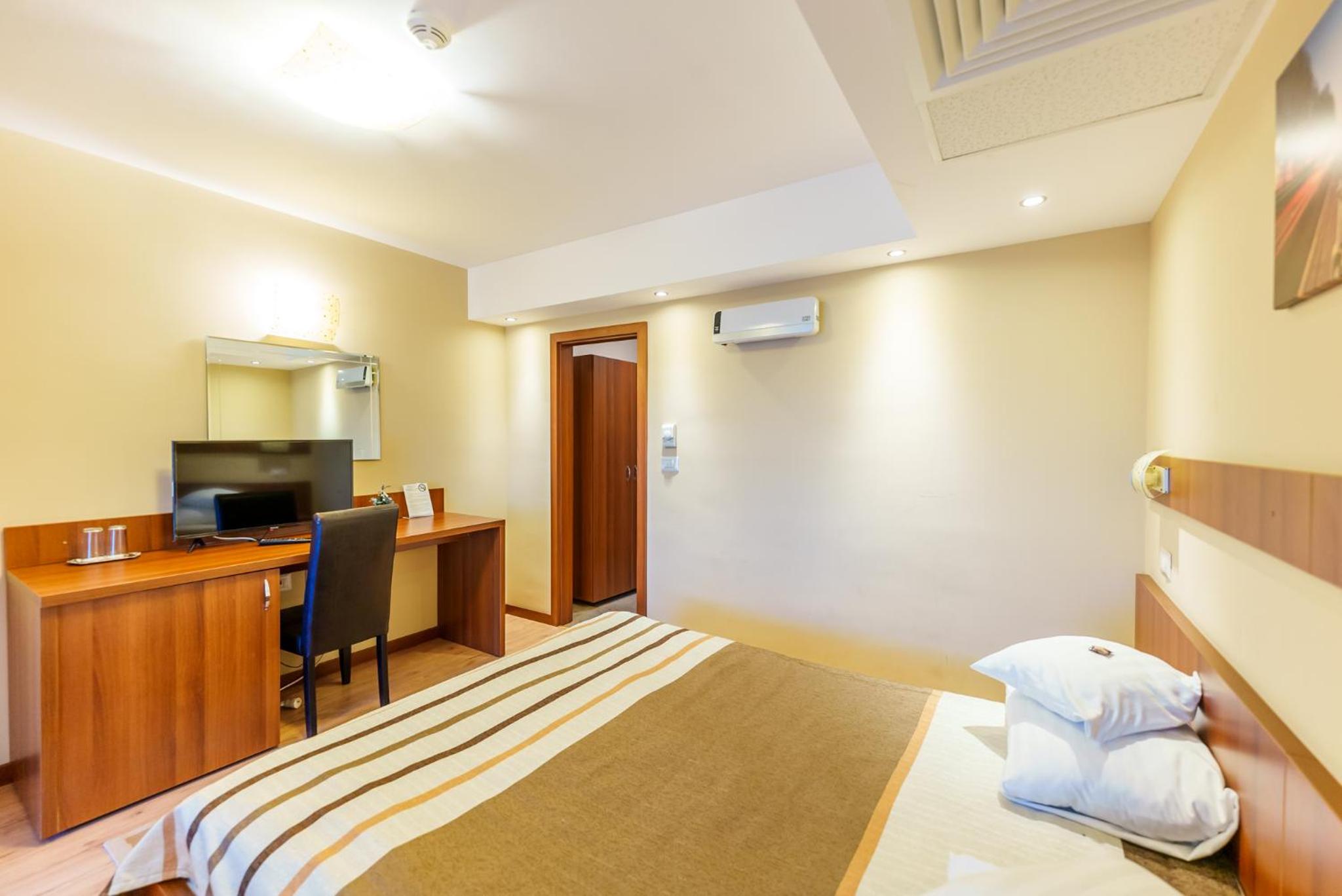 Quadruple Room - Photo 8