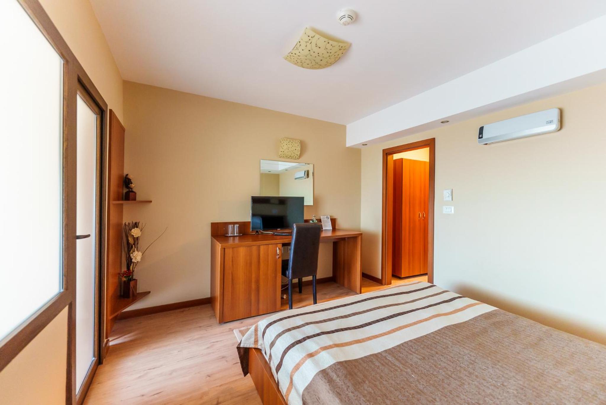 Quadruple Room - Photo 11