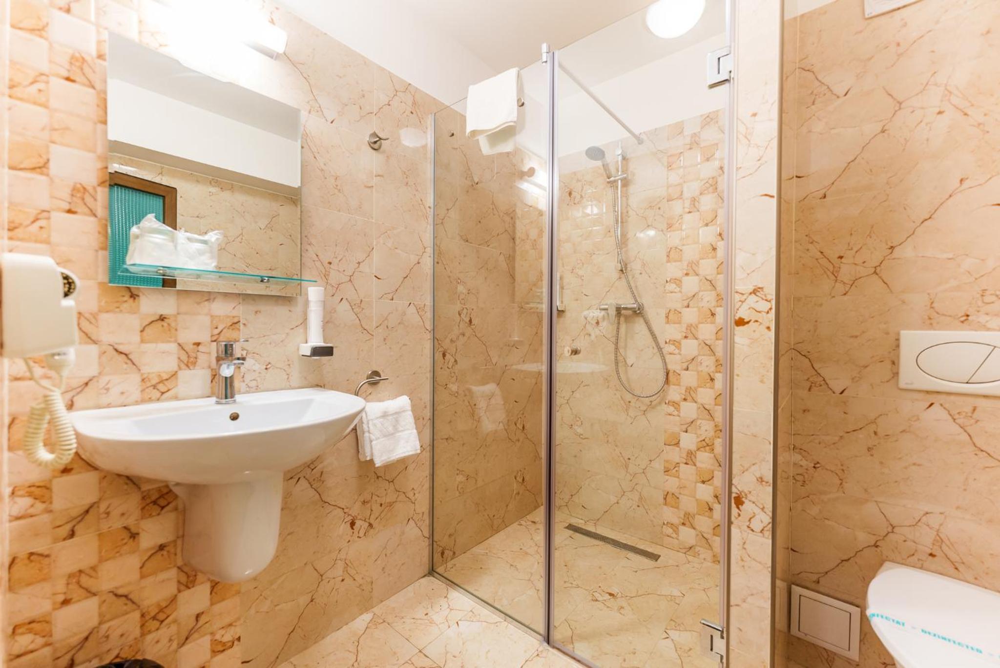 Quadruple Room - Photo 7