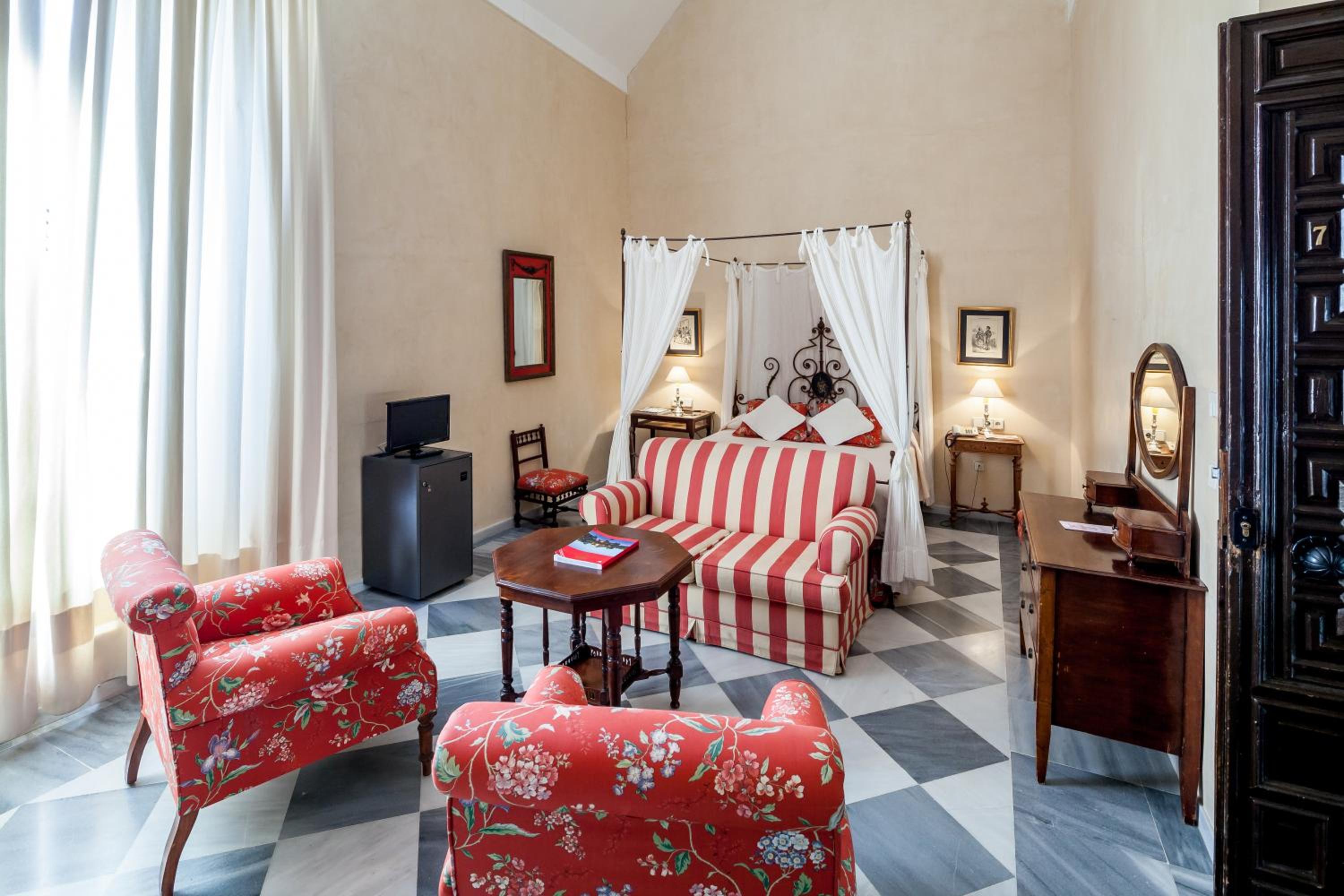 Suite - Photo 1