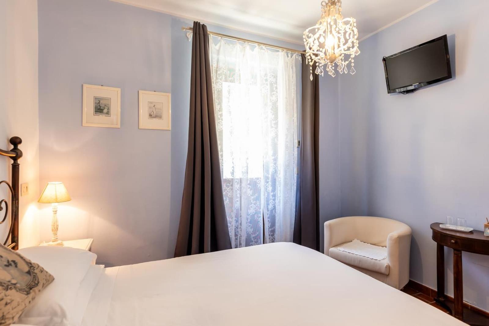 Standard Double Room - Photo 16