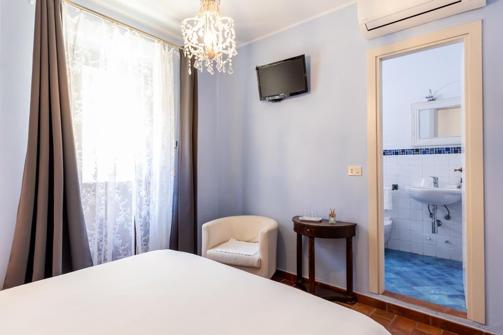 Standard Double Room - Photo 15