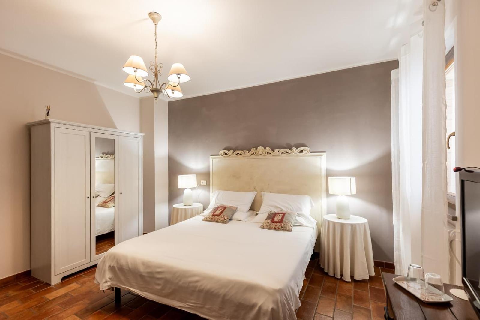 Standard Double Room - Photo 13