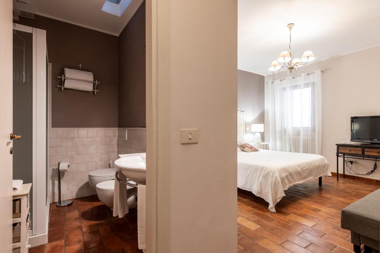 Standard Double Room - Photo 11