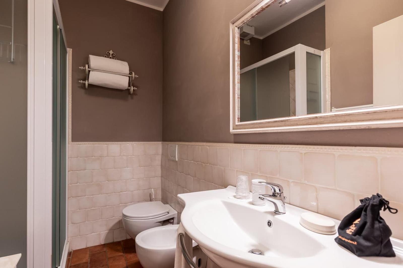Standard Double Room - Photo 10