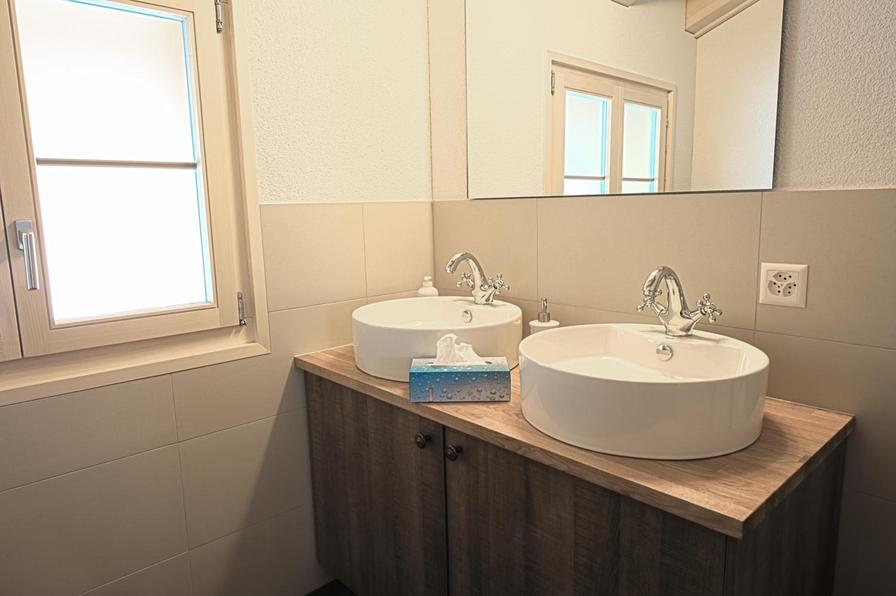 Single Room with Shared Shower and Toilet photo 1