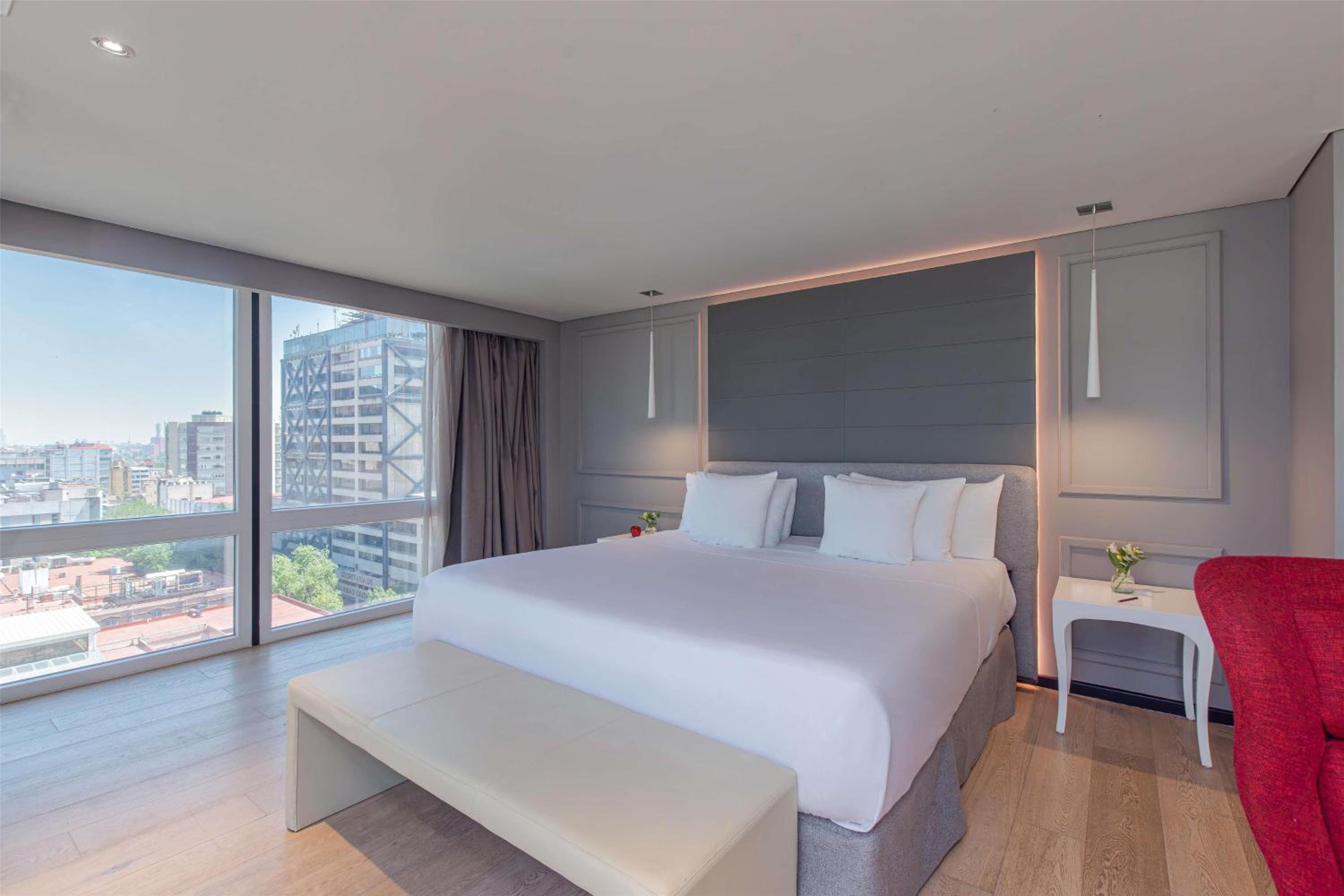 Junior Suite Corner View with Extra Bed (2 AD +  1 CH) - Photo 1