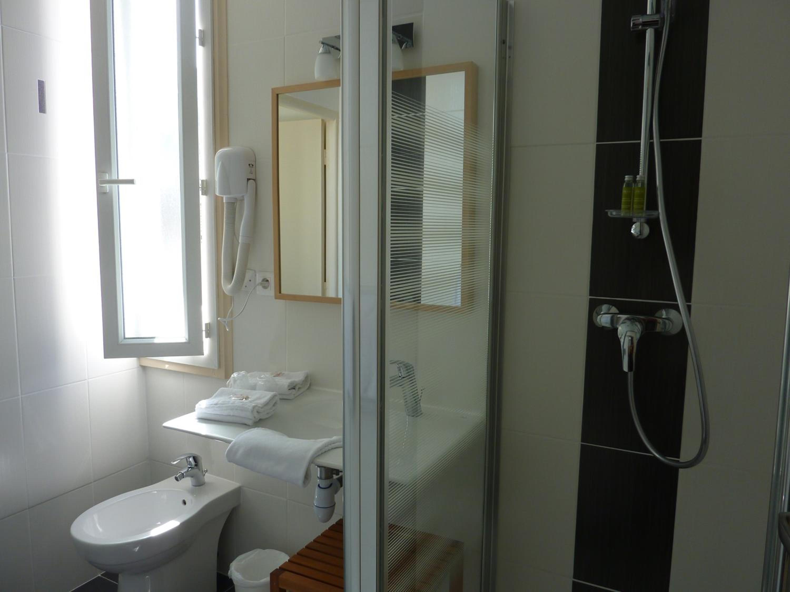 Double Room - Photo 6