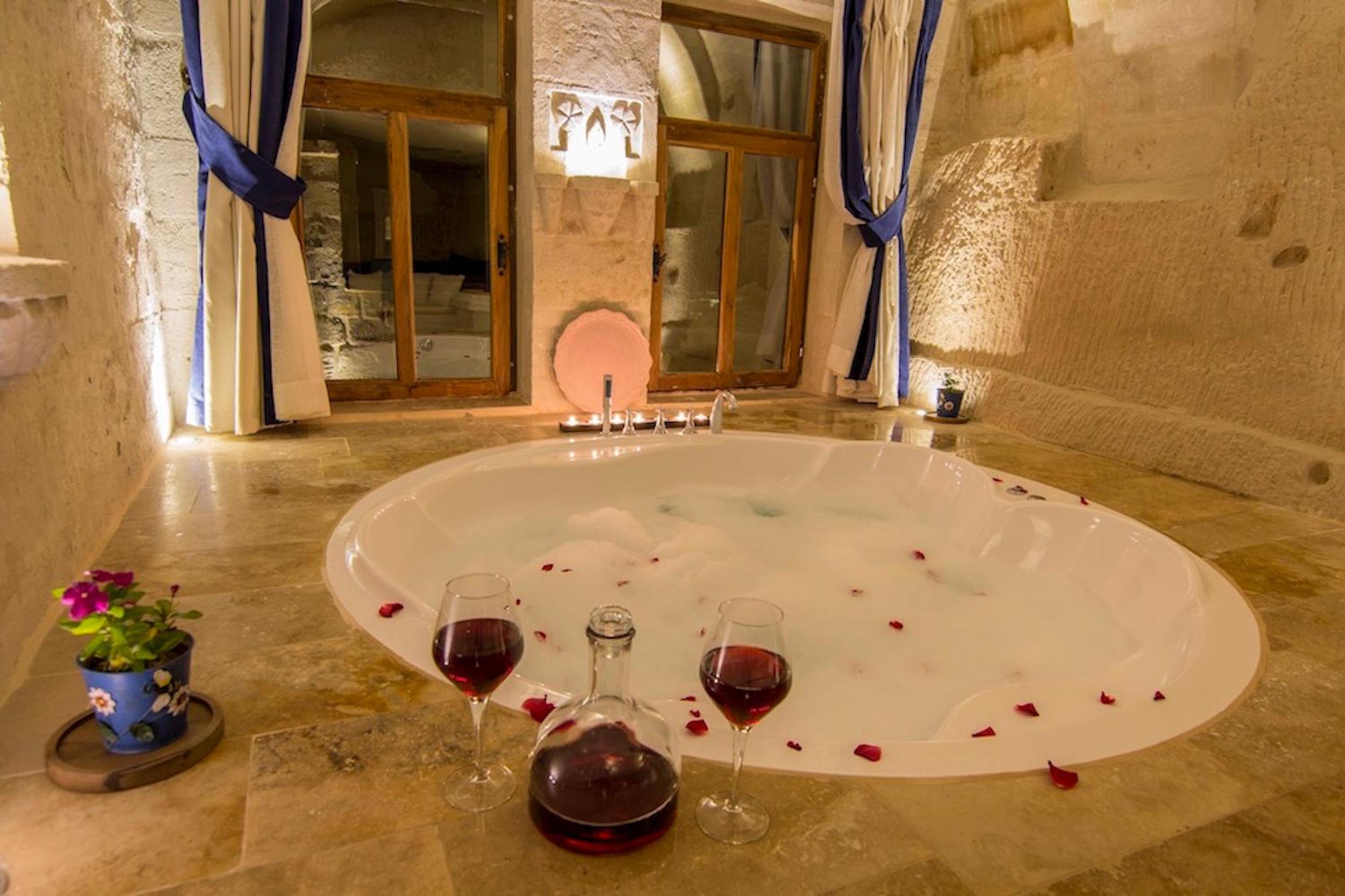 Honeymoon Cave Suite - Photo 7