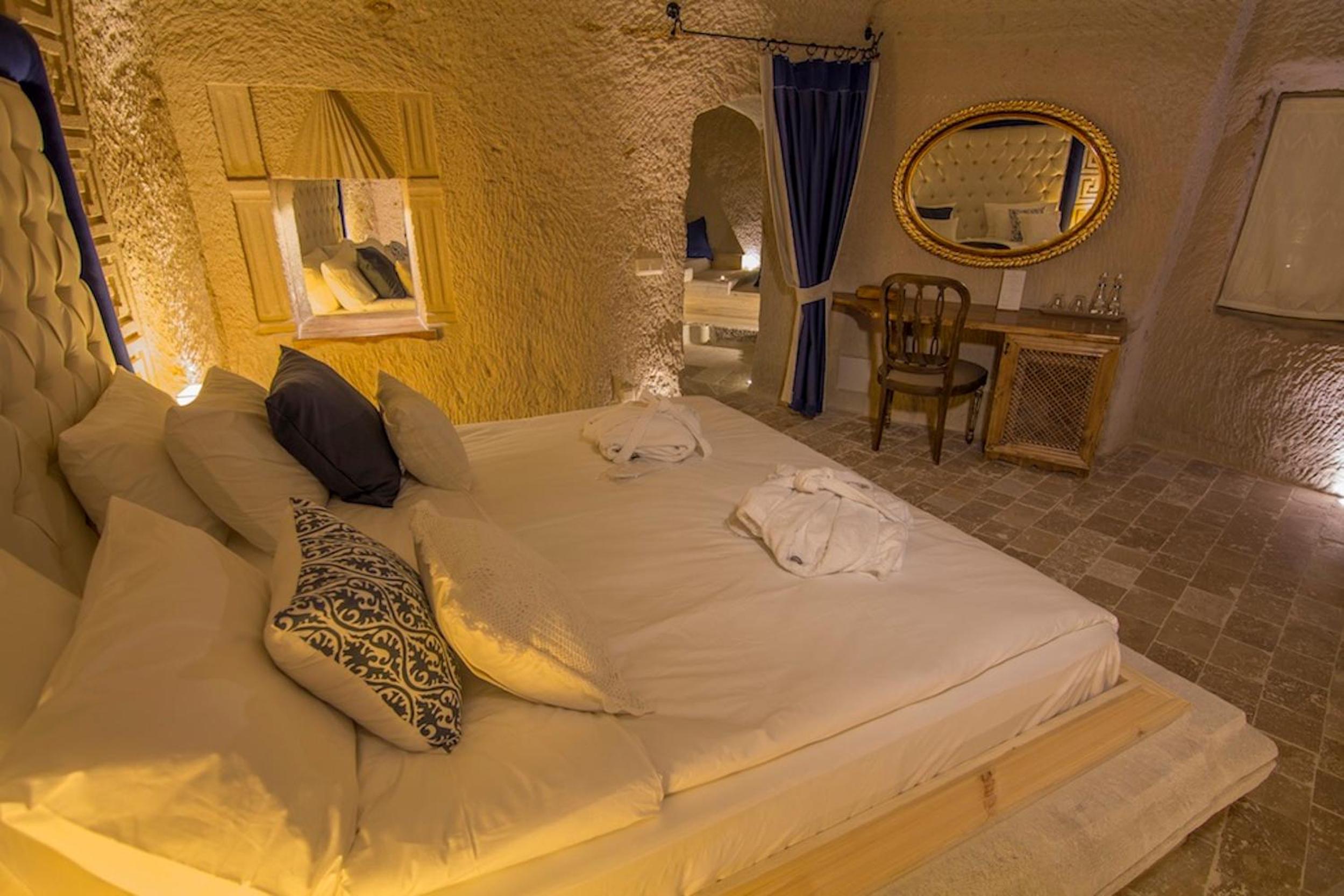 Deluxe Cave Suite - Photo 8
