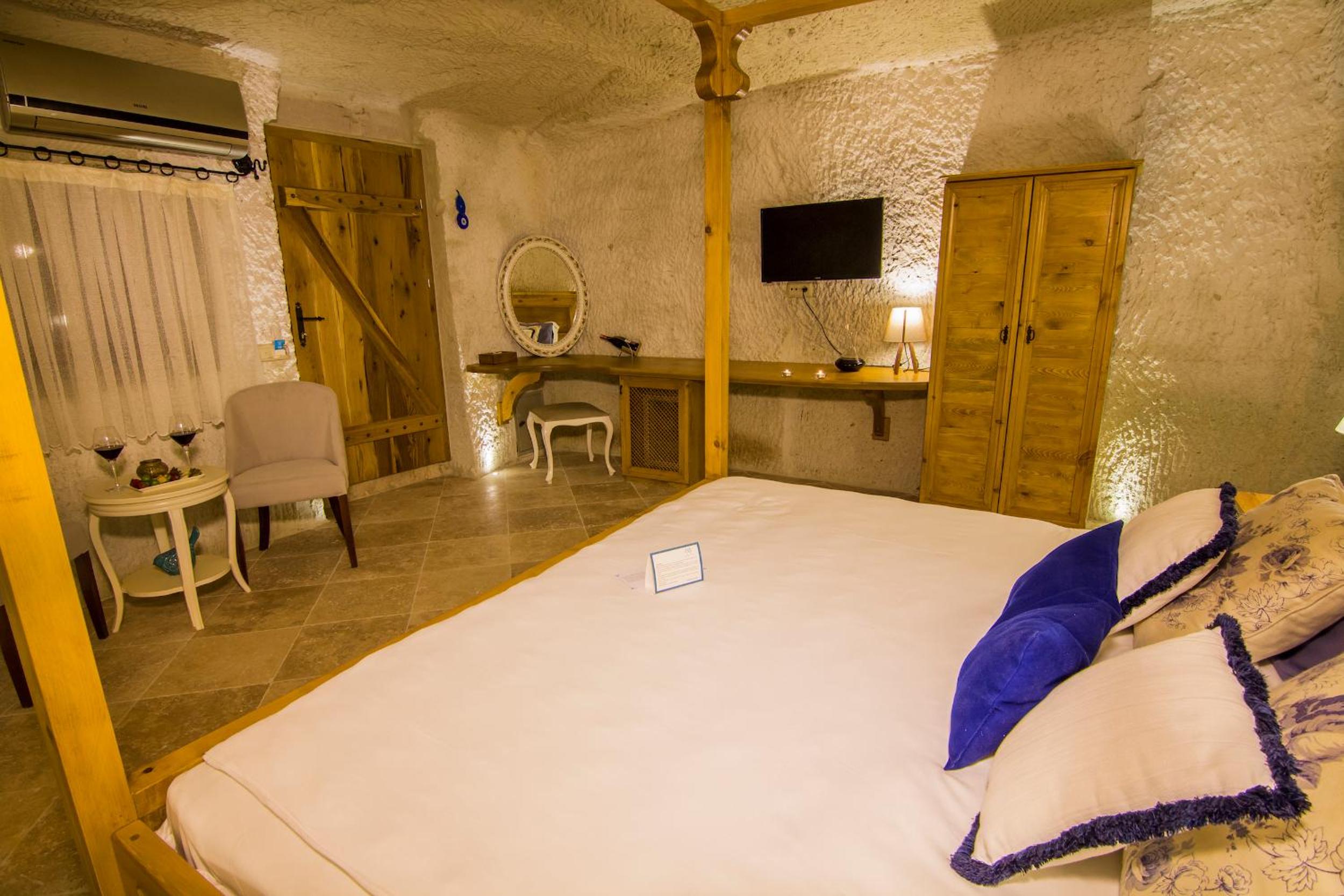 Double Room with Spa Bath - Photo 7