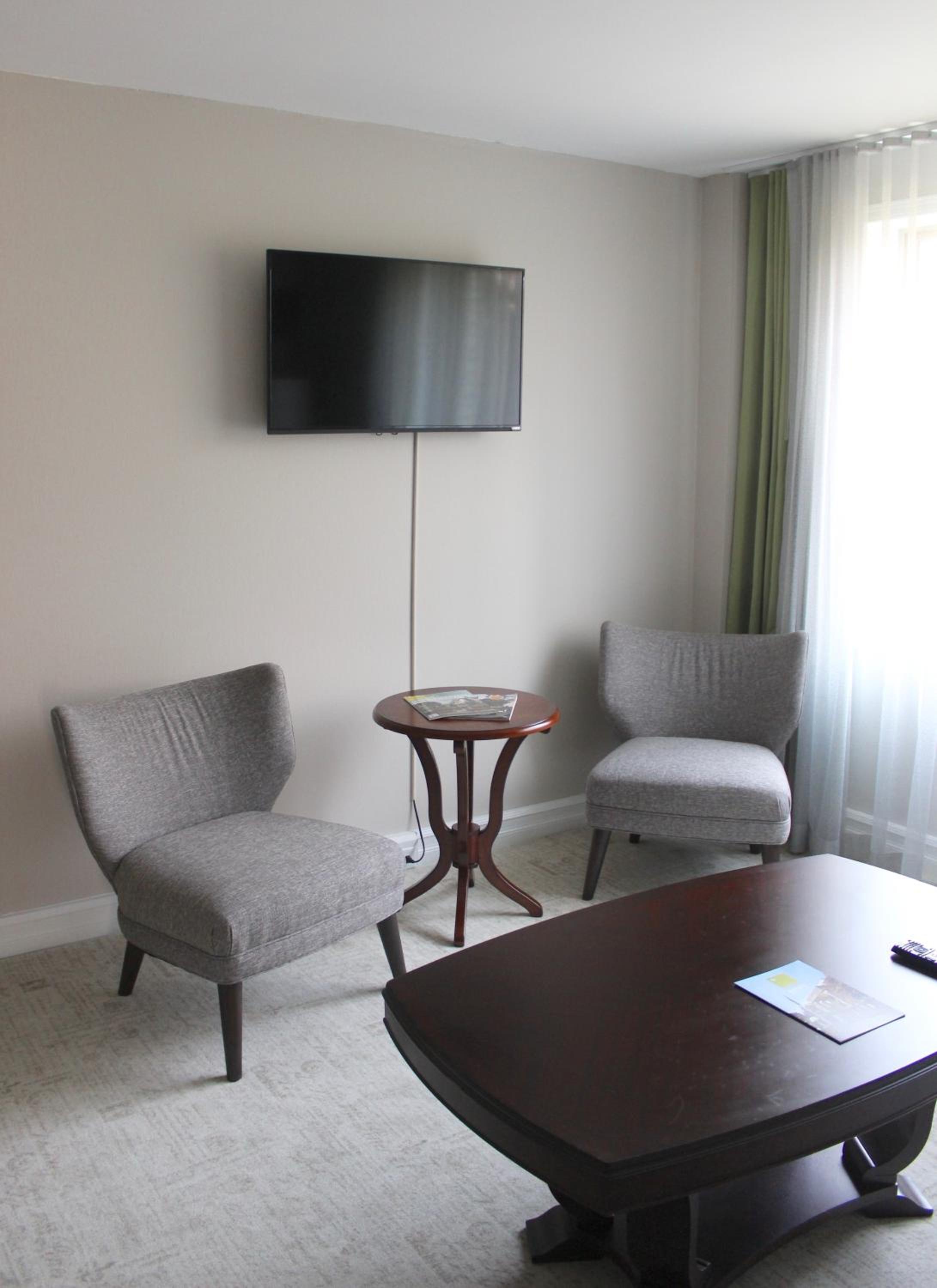 Luxury Two Bedroom Suite with Kitchen photo 2