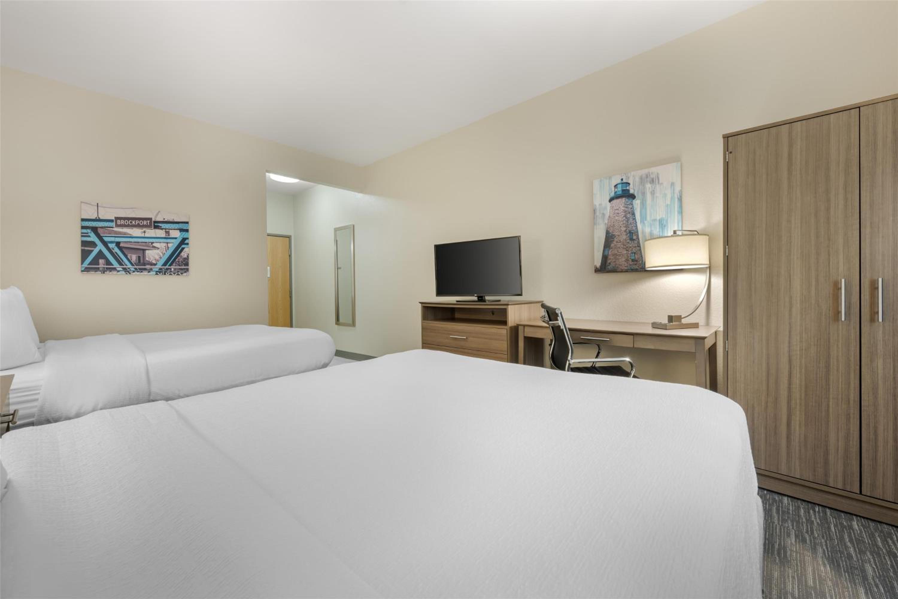 Queen Room with Two Queen Beds - Non-Smoking - Photo 3
