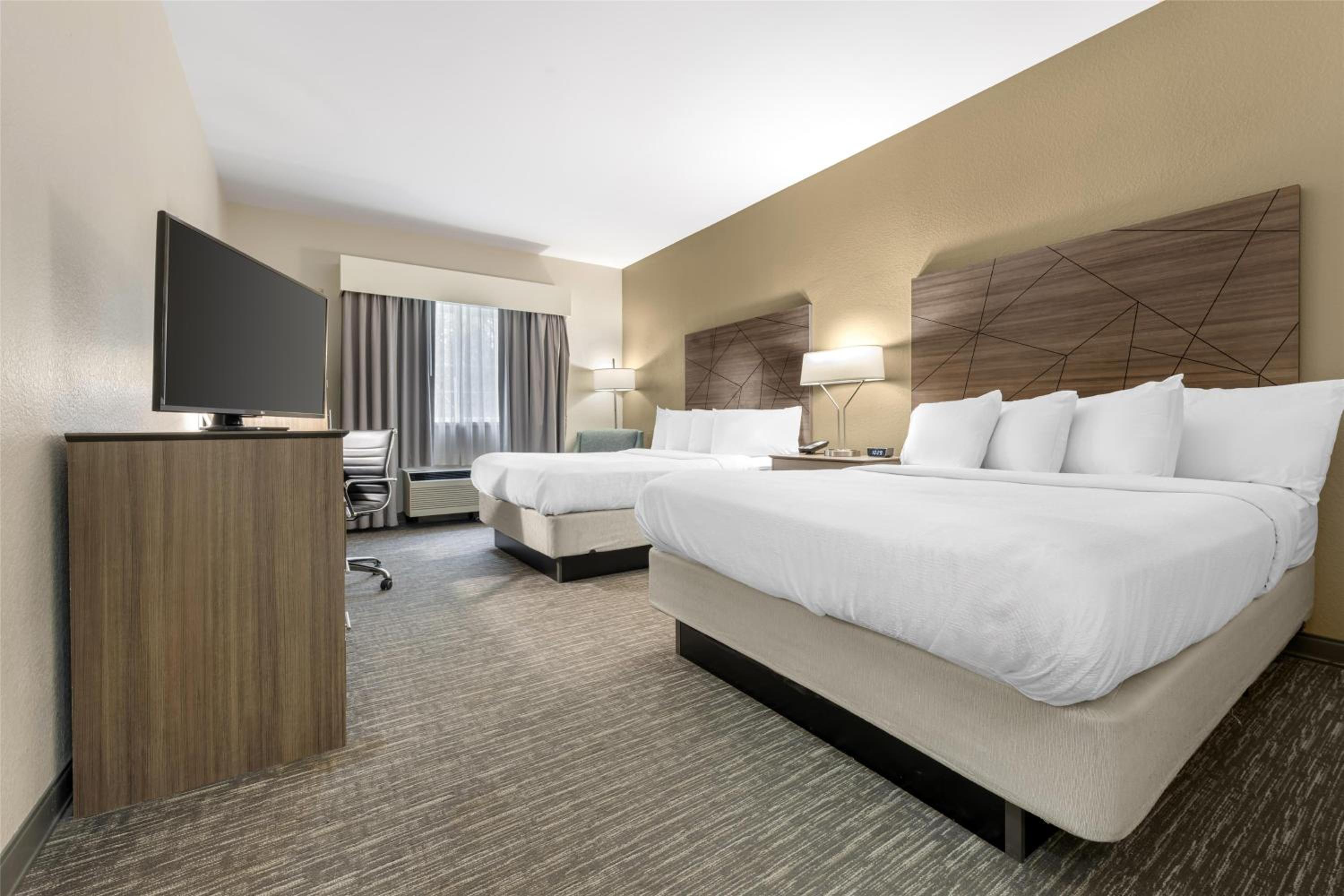 Queen Room with Two Queen Beds - Non-Smoking - Photo 2