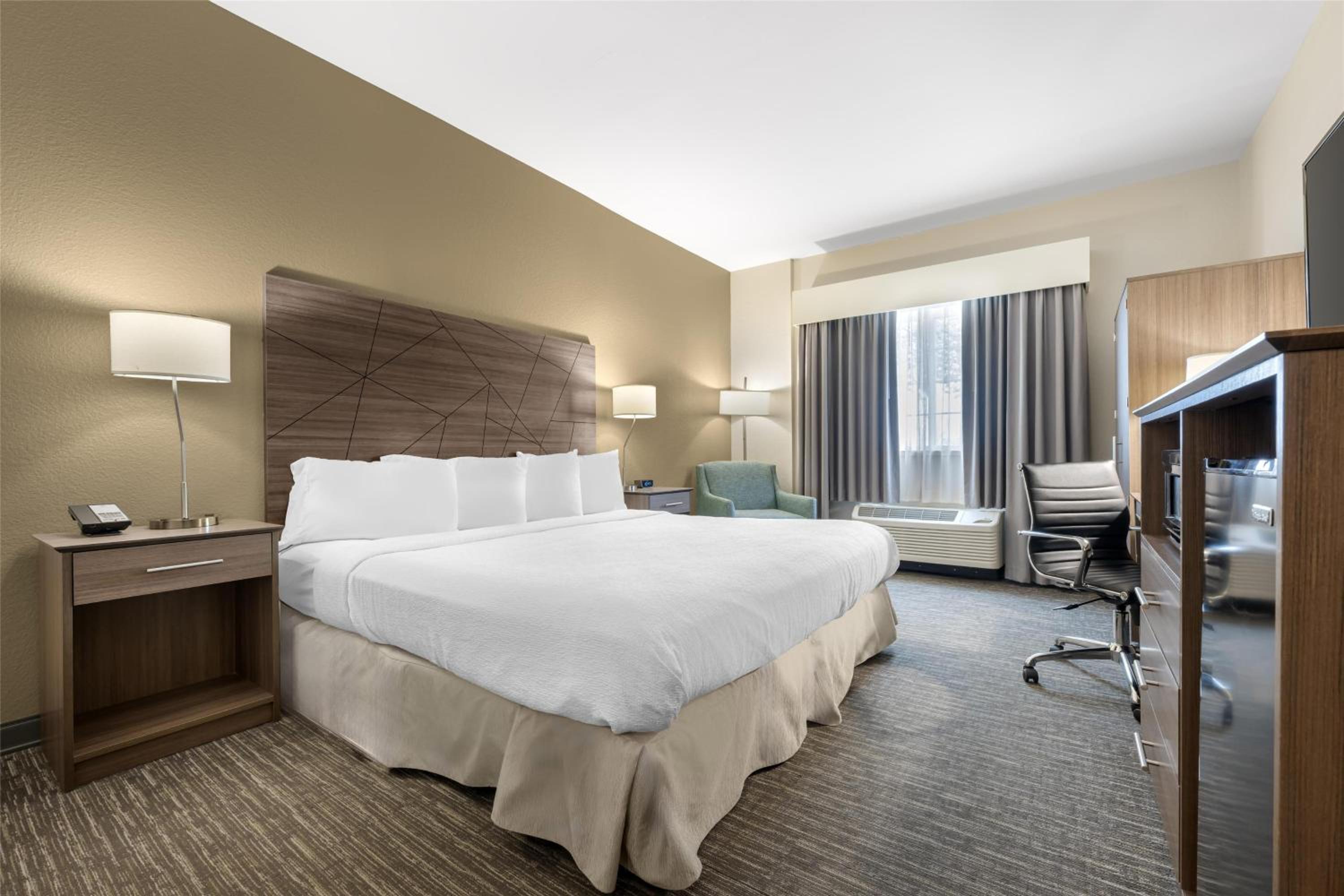 King Room with Bath Tub - Disability Access/Non-Smoking  - Photo 1