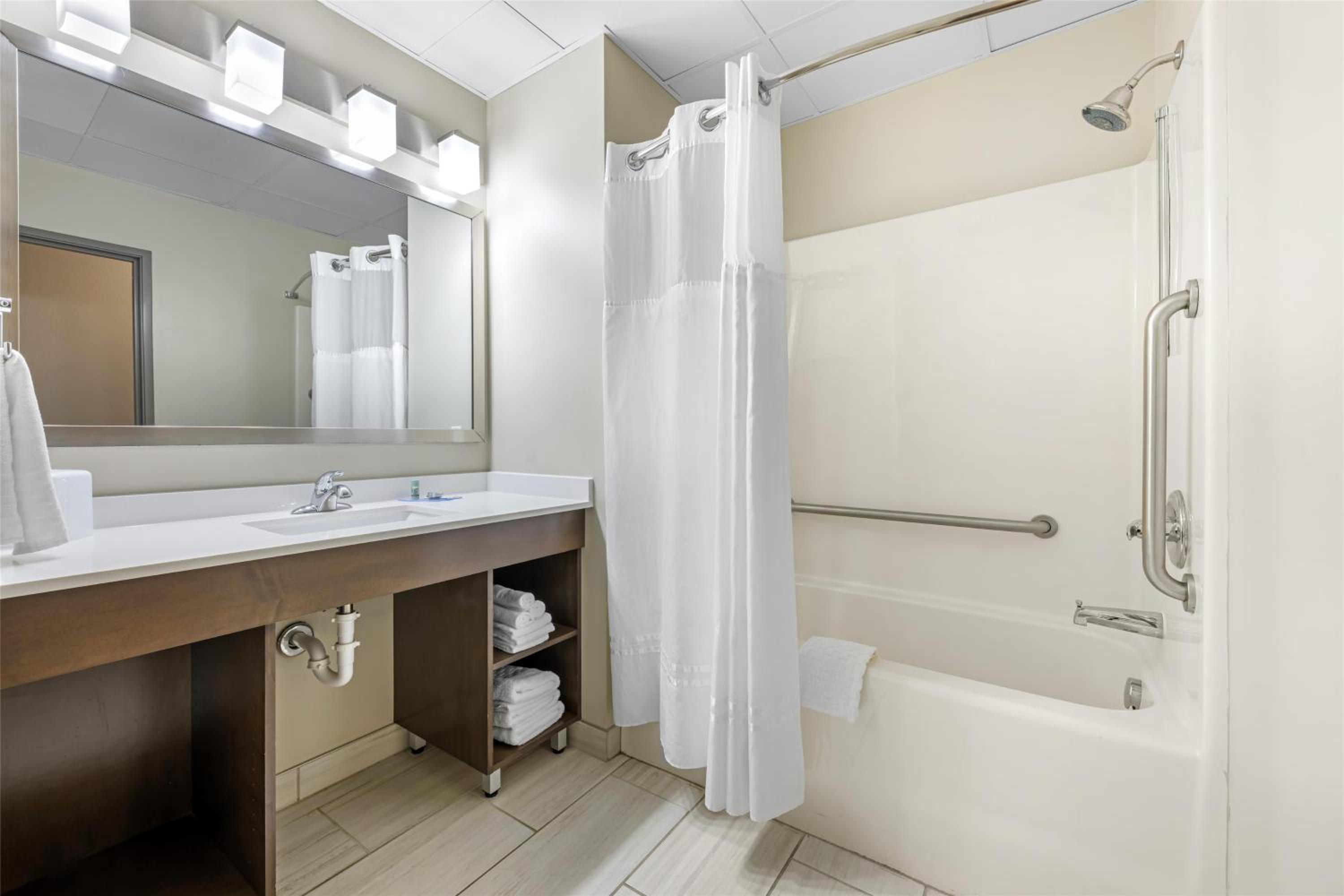 King Room with Bath Tub - Disability Access/Non-Smoking  - Photo 4