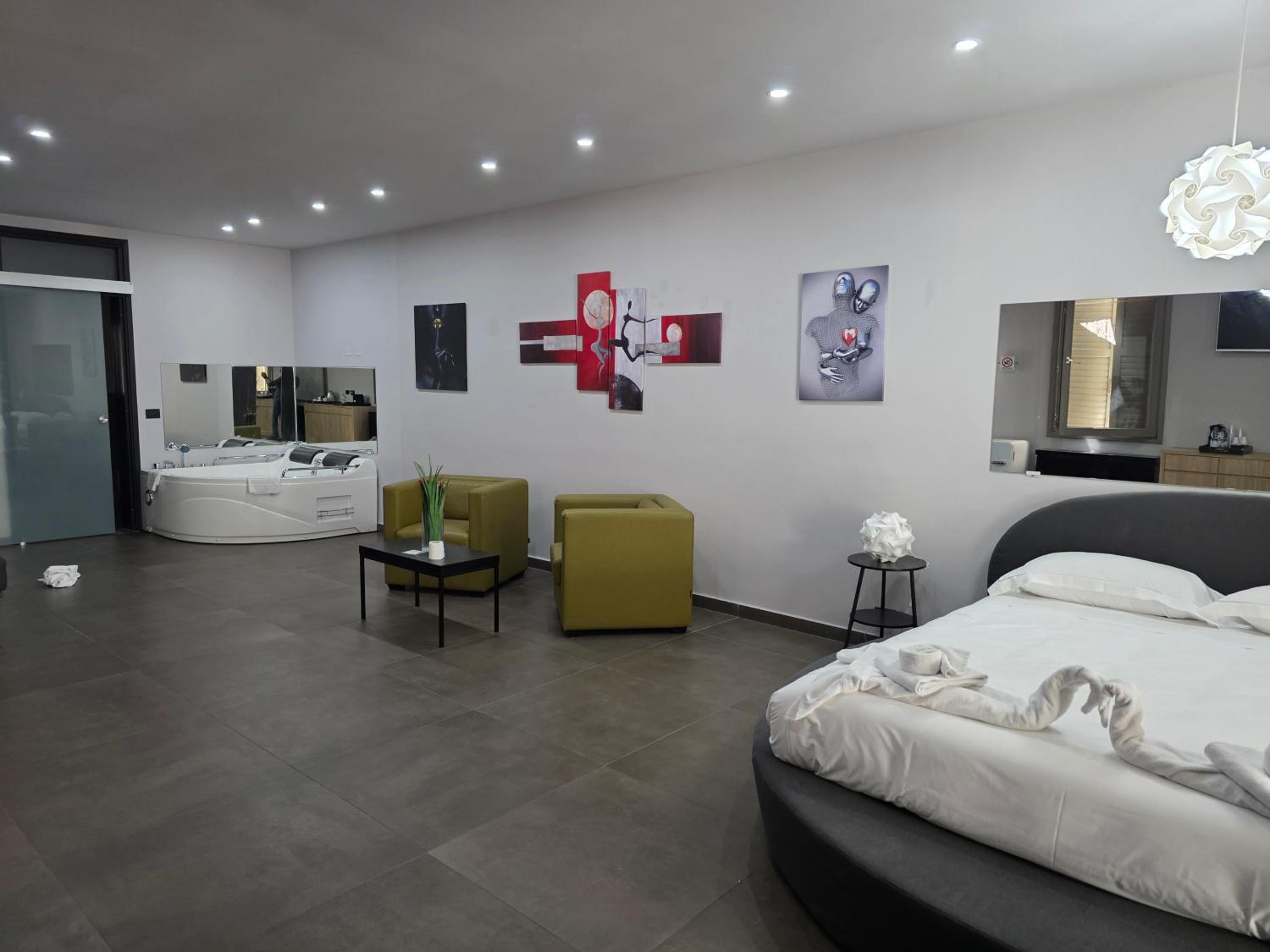 Deluxe Suite with Spa Bath