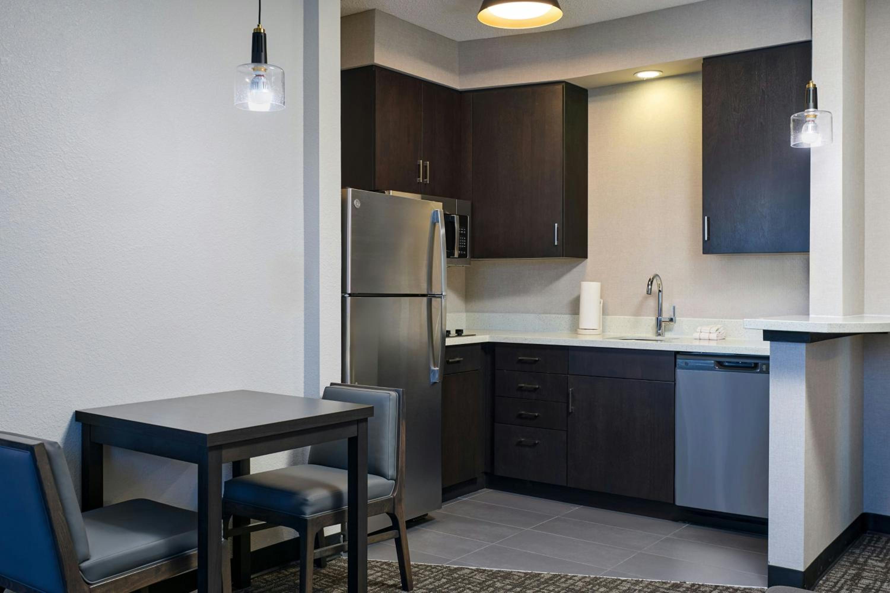 One-Bedroom King Suite with Sofa Bed and Adapted Tub - Mobility and Hearing Accessible - Photo 2