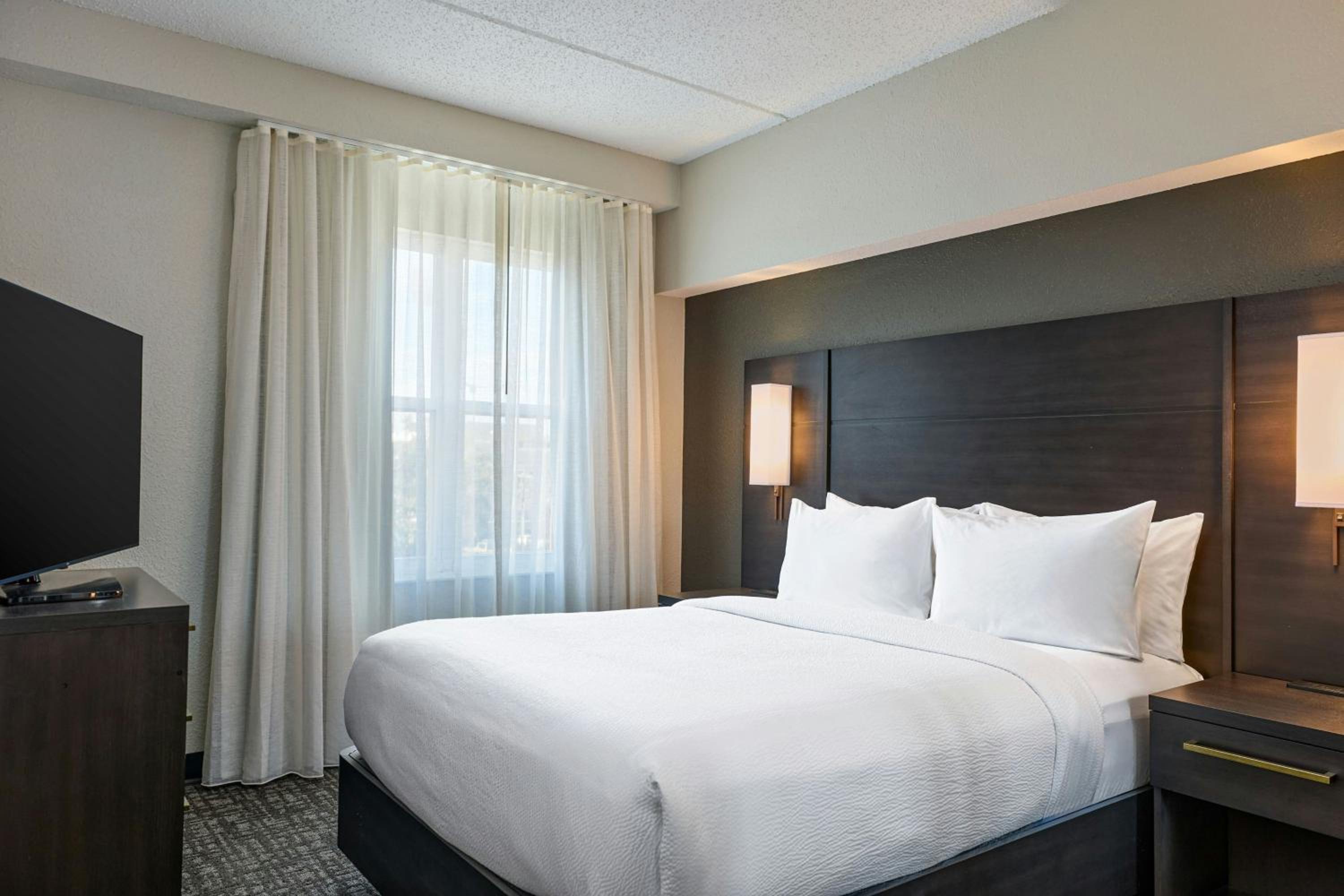 Two-Bedroom Suite with One King Bed, One Queen Bed and Adapted Tub - Mobility and Hearing Accessible - Photo 1