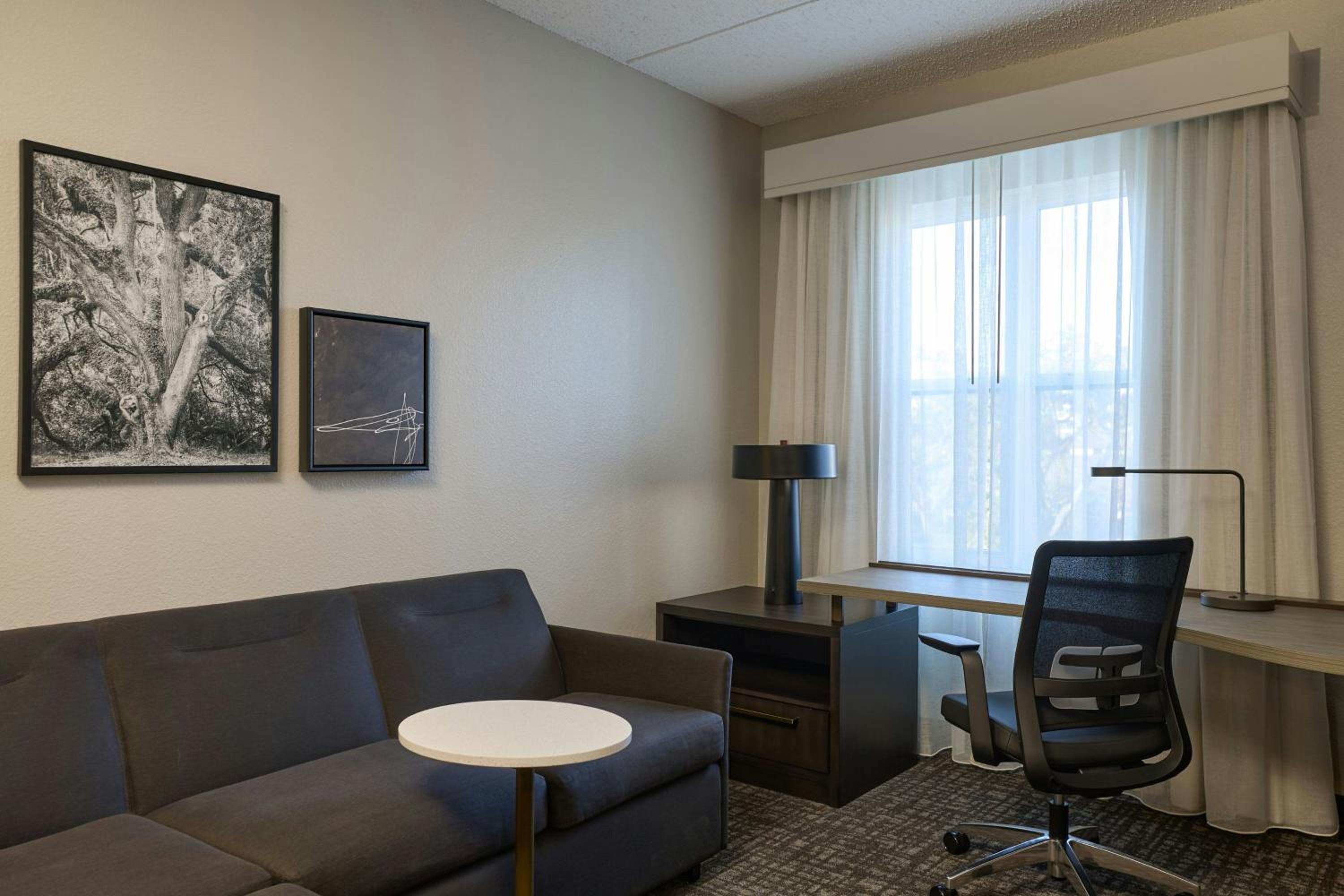 One-Bedroom King Suite with Sofa Bed and Adapted Tub - Mobility and Hearing Accessible - Photo 4