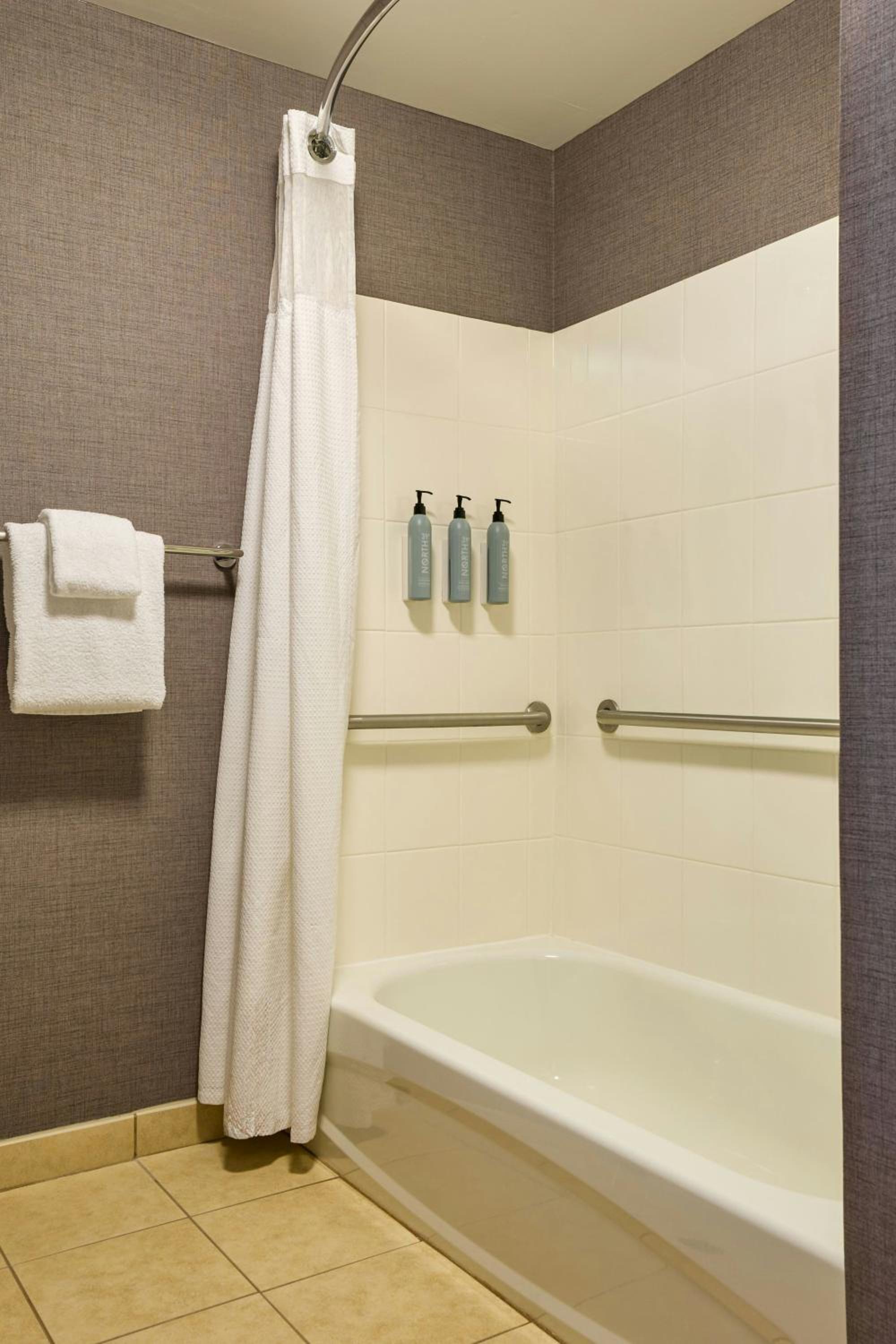 One-Bedroom King Suite with Sofa Bed and Adapted Tub - Mobility and Hearing Accessible - Photo 6