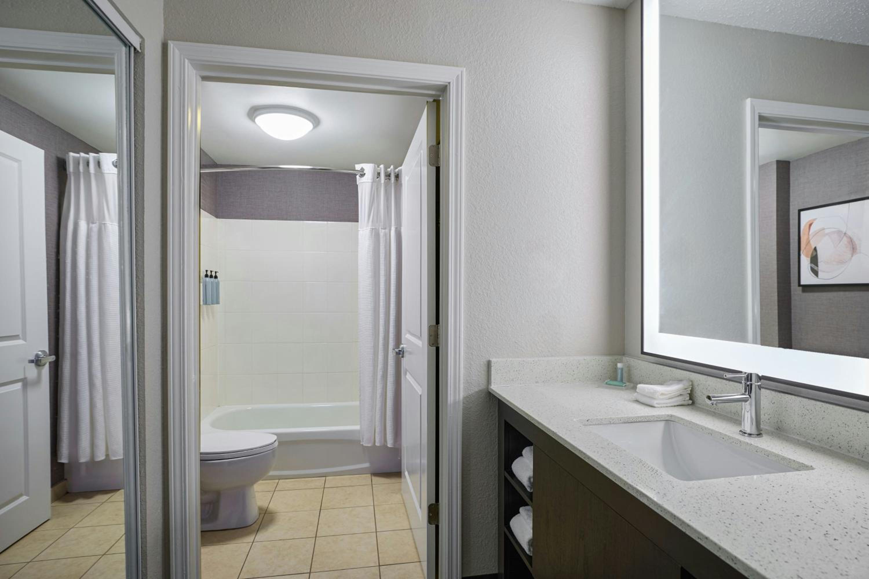One-Bedroom King Suite with Sofa Bed and Adapted Tub - Mobility and Hearing Accessible - Photo 5