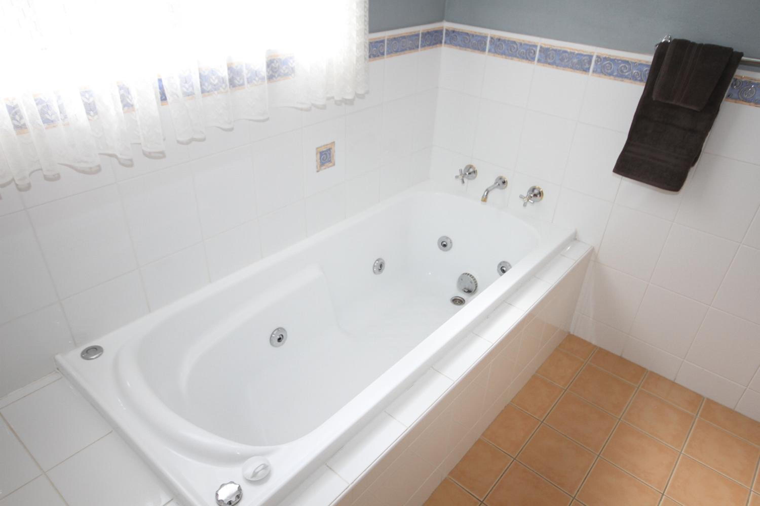 Deluxe 2-Room Suite with Spa Bath photo 3