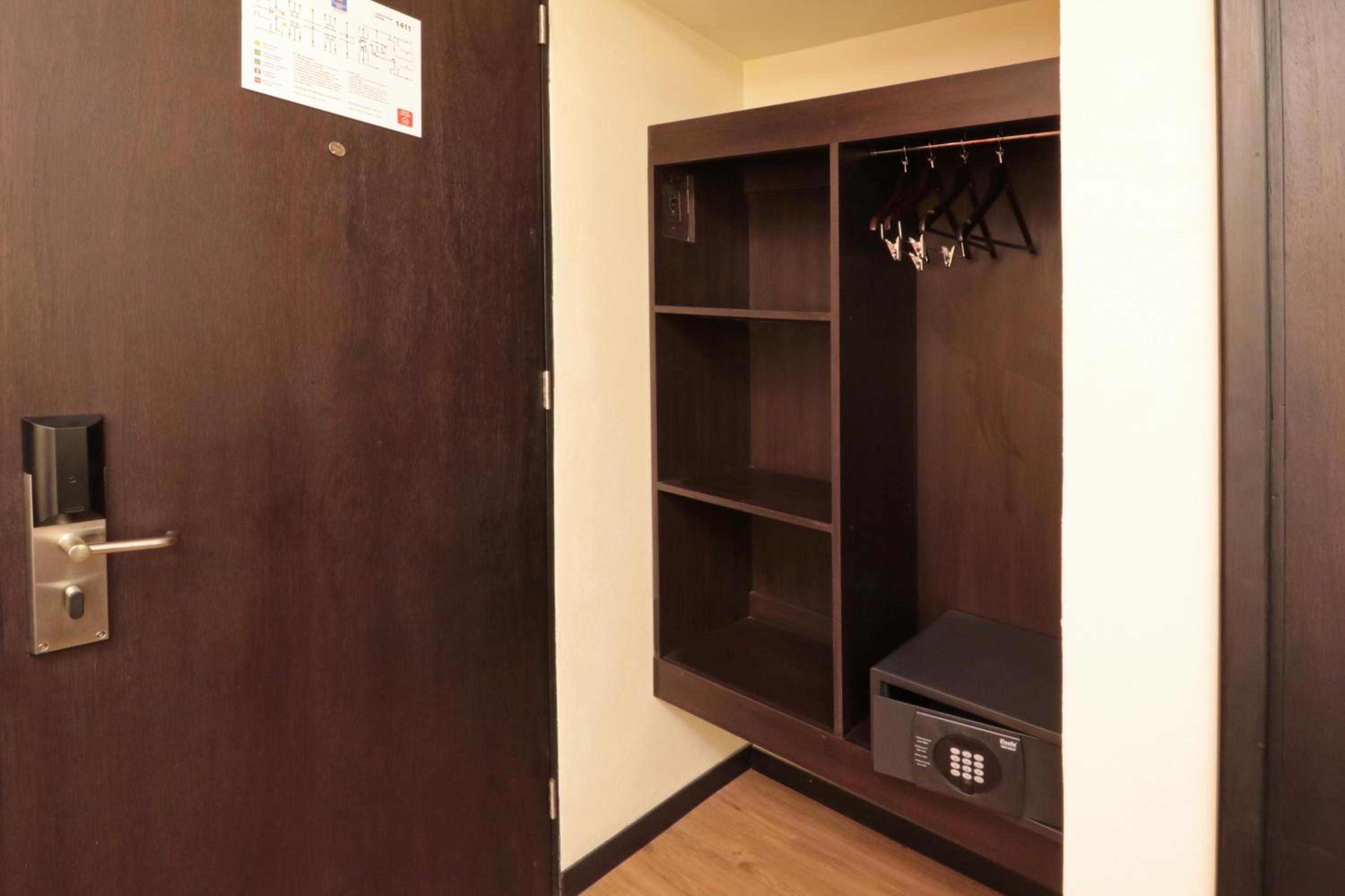 Queen Room - Accessible/Non Smoking photo 3