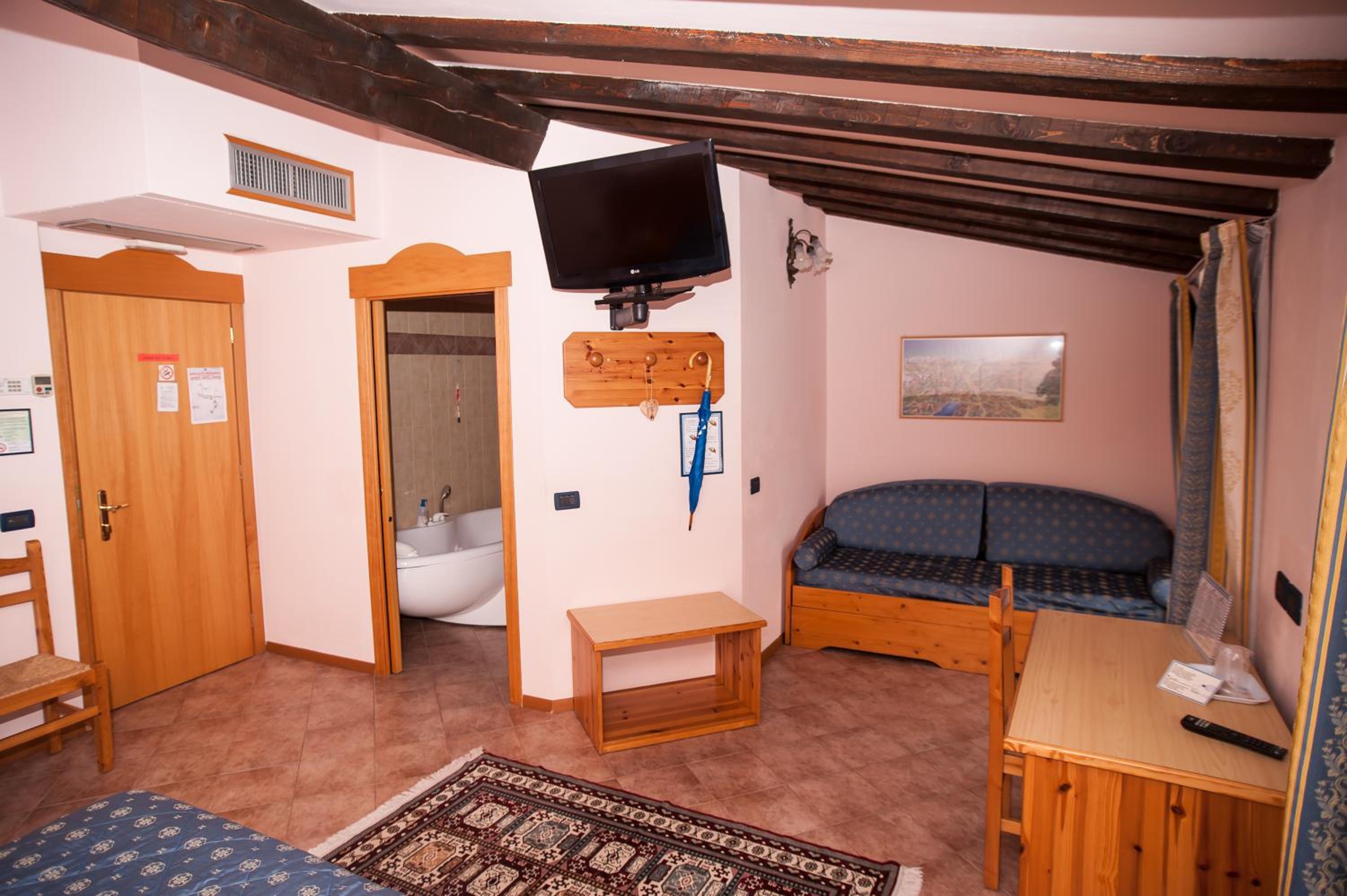 Suite - Photo 1