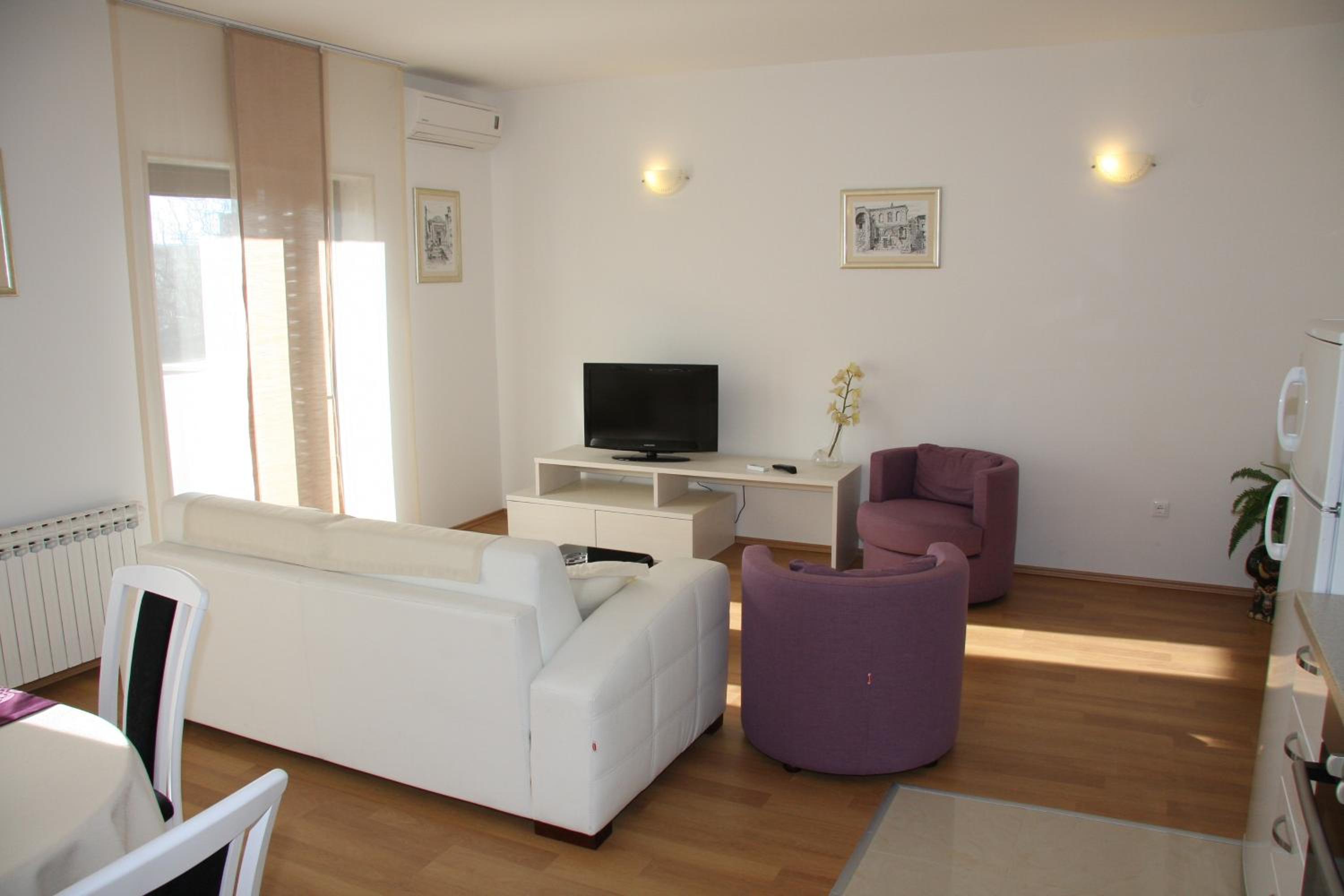 Comfort One-Bedroom Apartment with Balcony and Pool View photo 1
