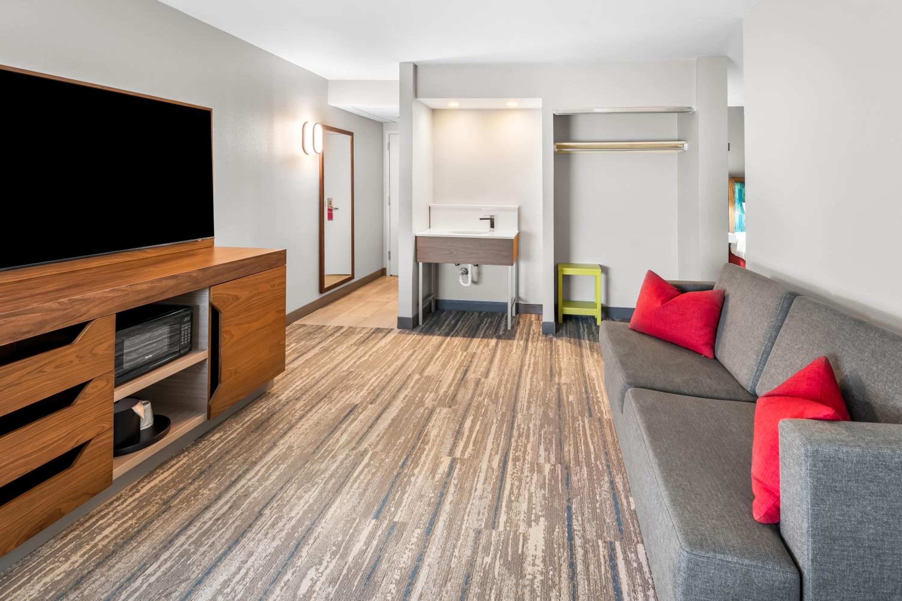 One-Bedroom King Suite - Non-Smoking - Photo 4
