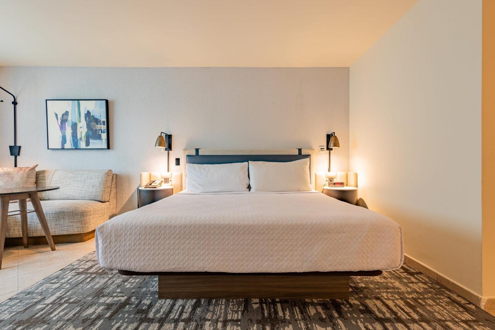 Premium King Room - Photo 2