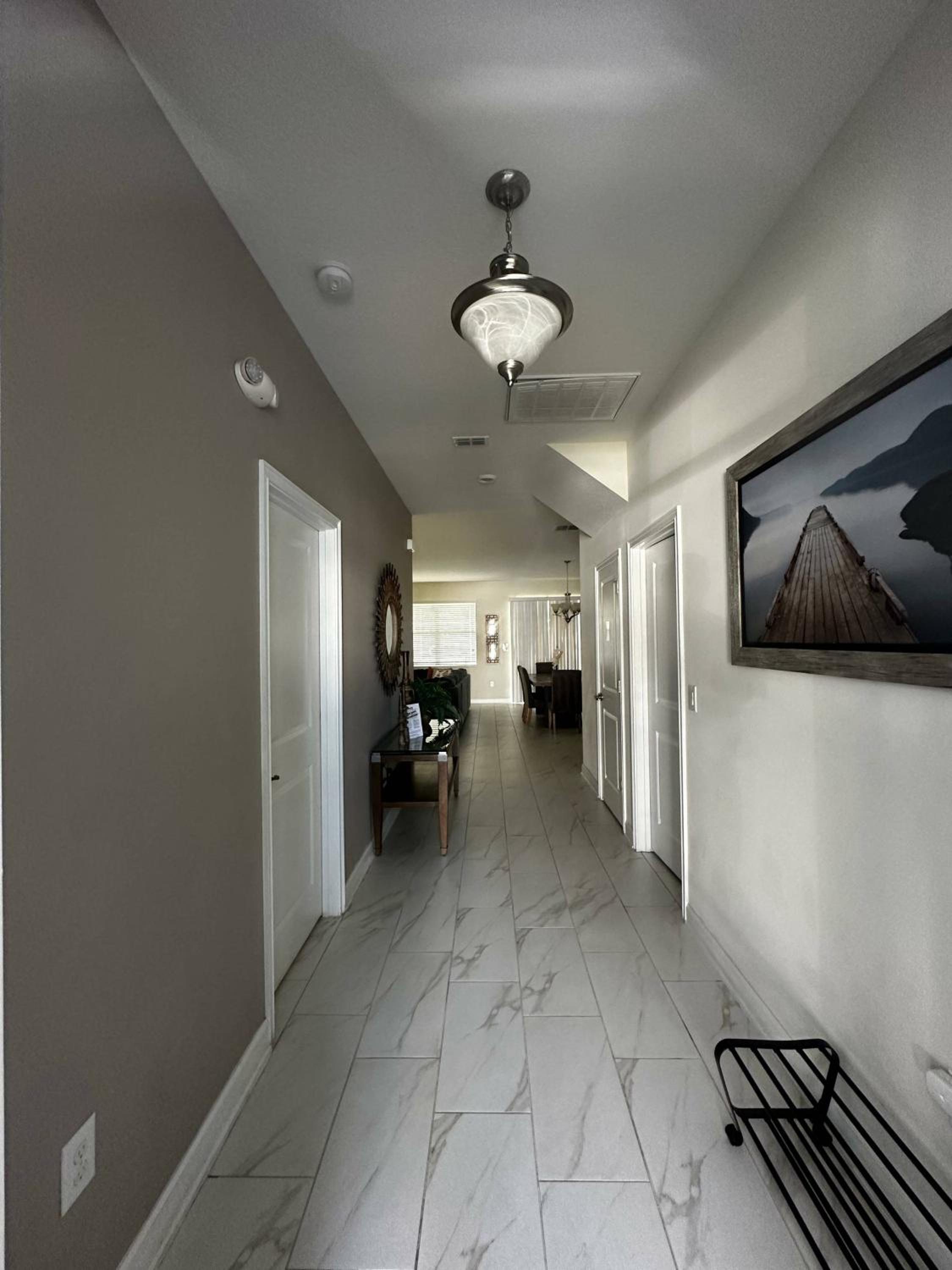 Six-Bedroom House photo 3