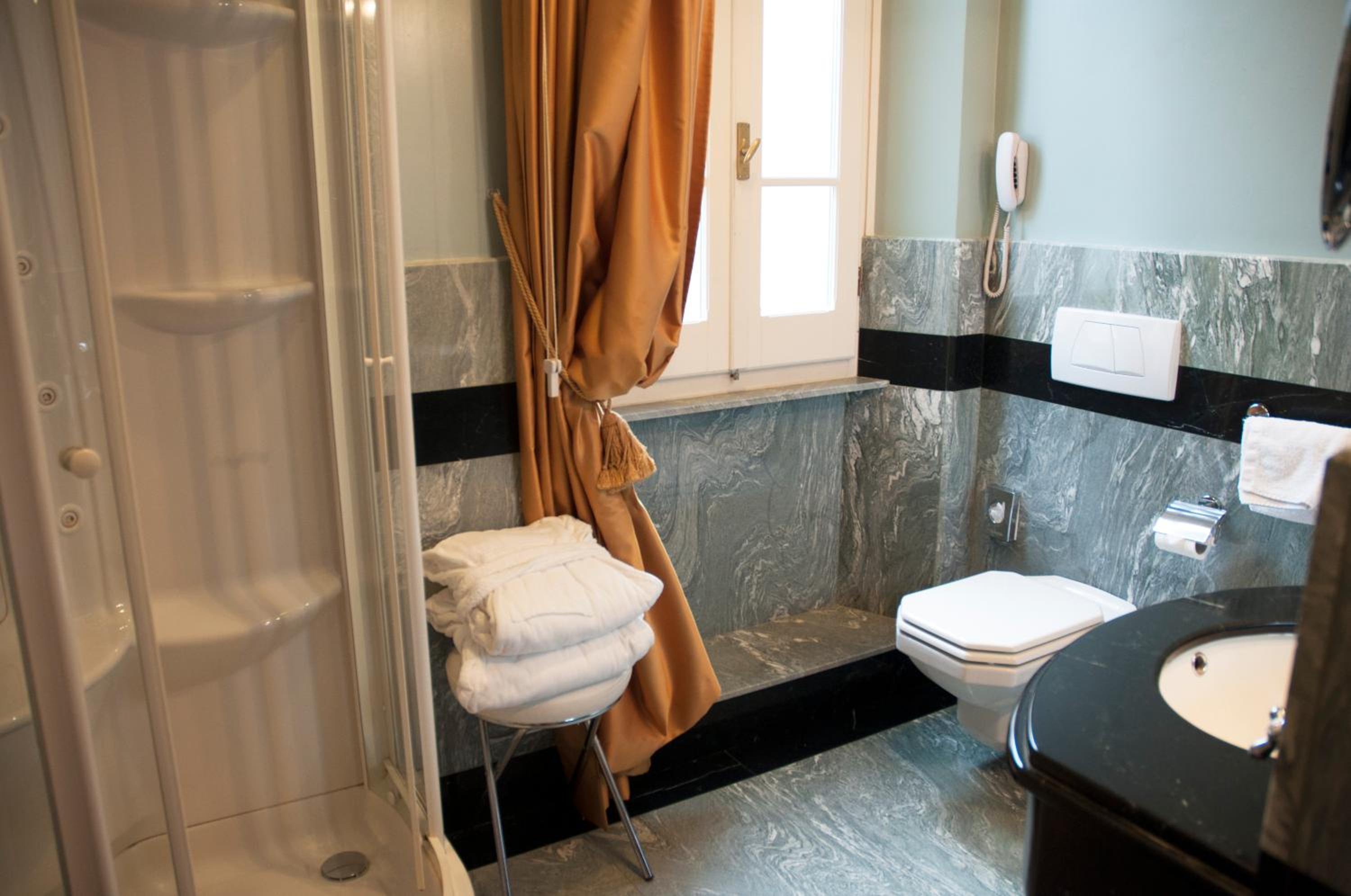 Suite - Photo 3
