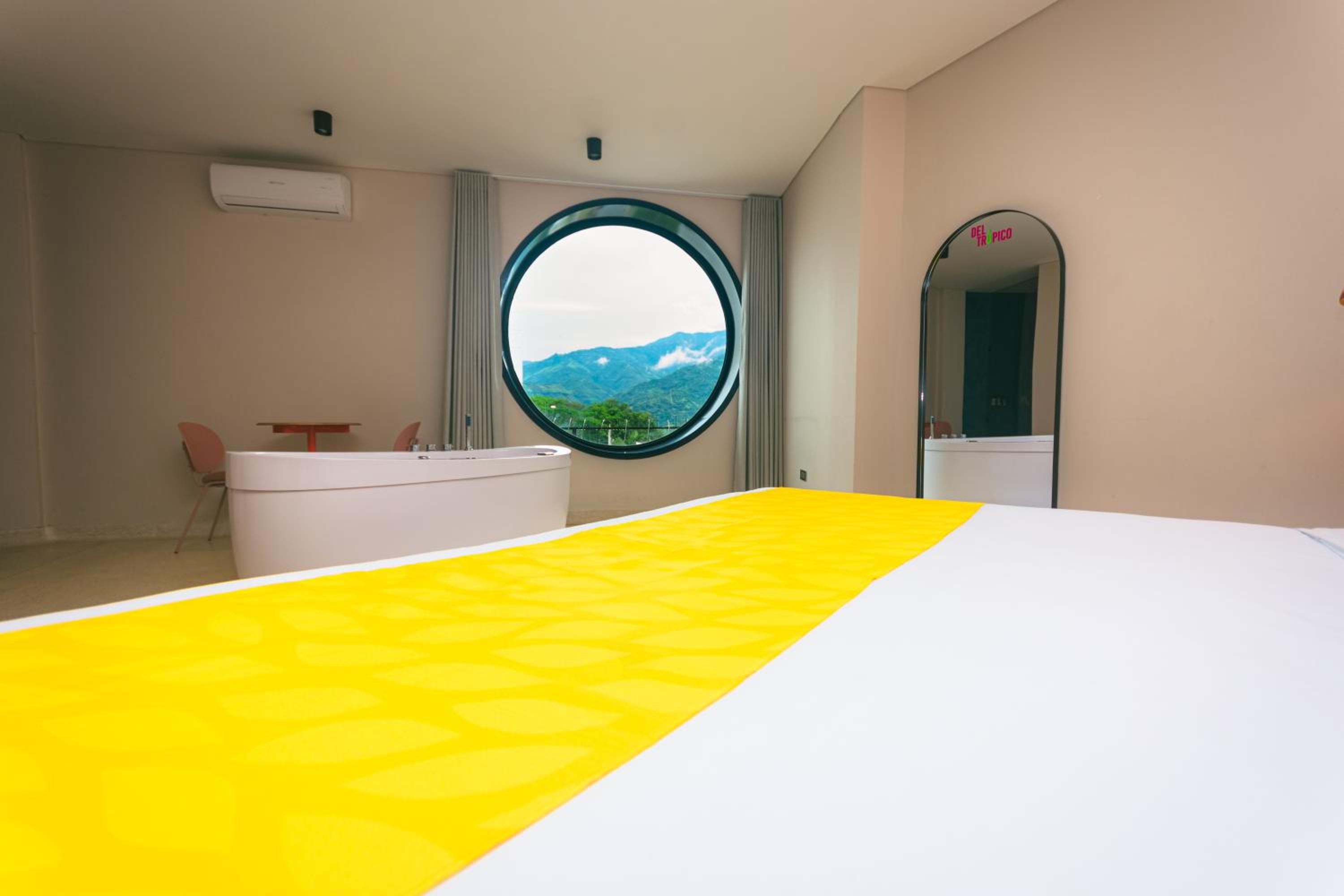 Suite with Hot Tub photo 2