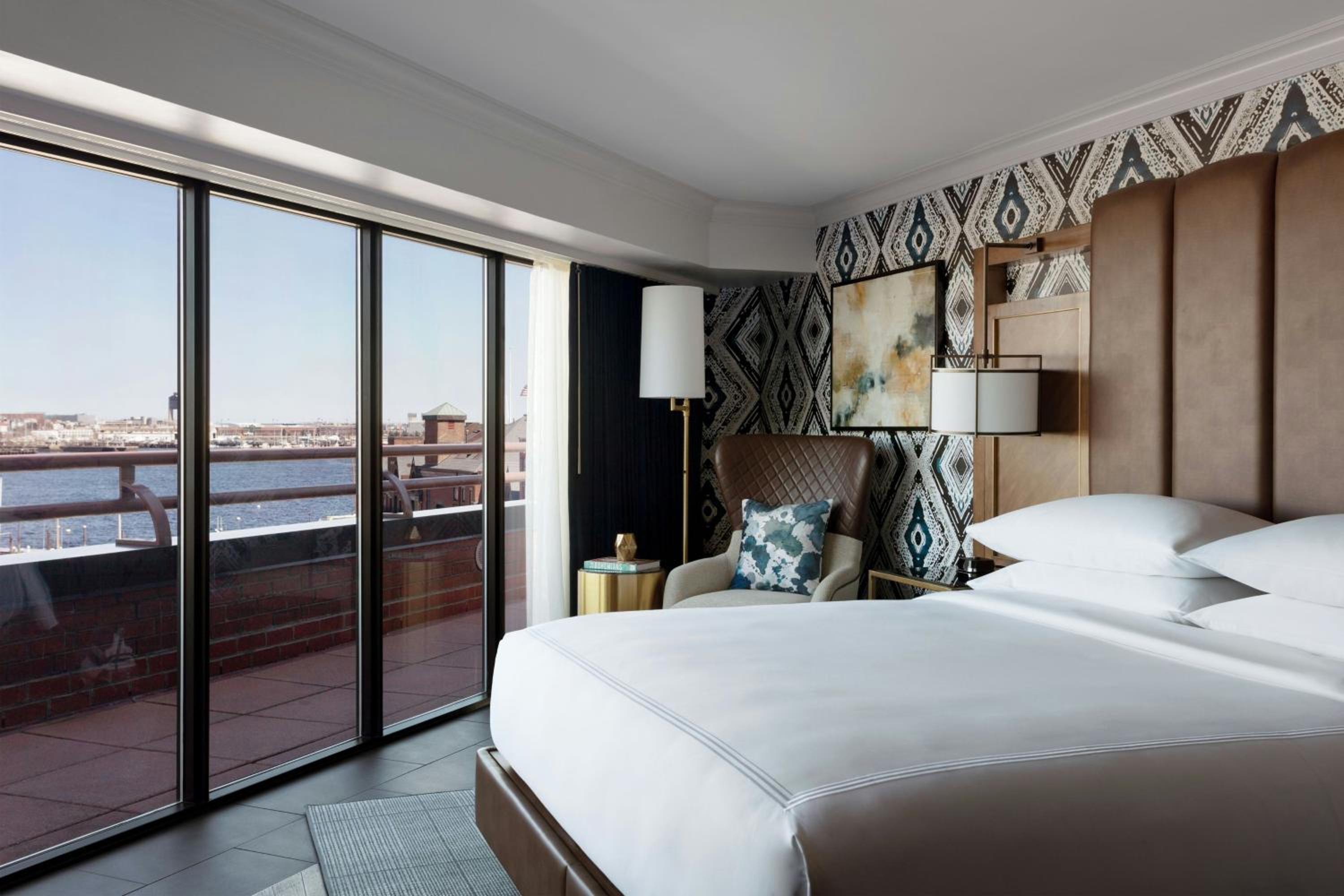 Luxury Waterfront Large King Suite with Sofa Bed