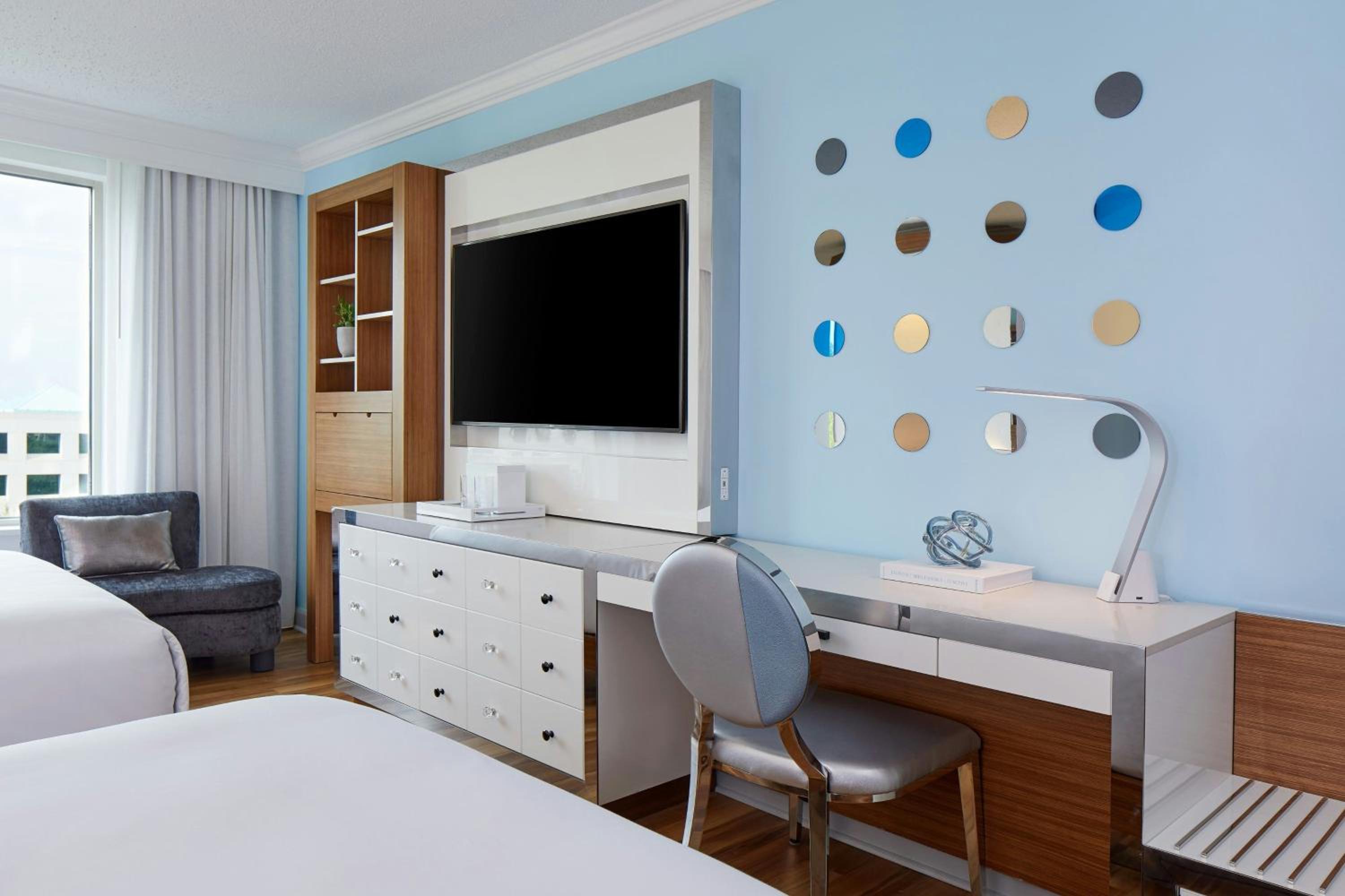 Queen Room with Two Queen Beds and Adapted Tub - Mobility and Hearing Accessible photo 2