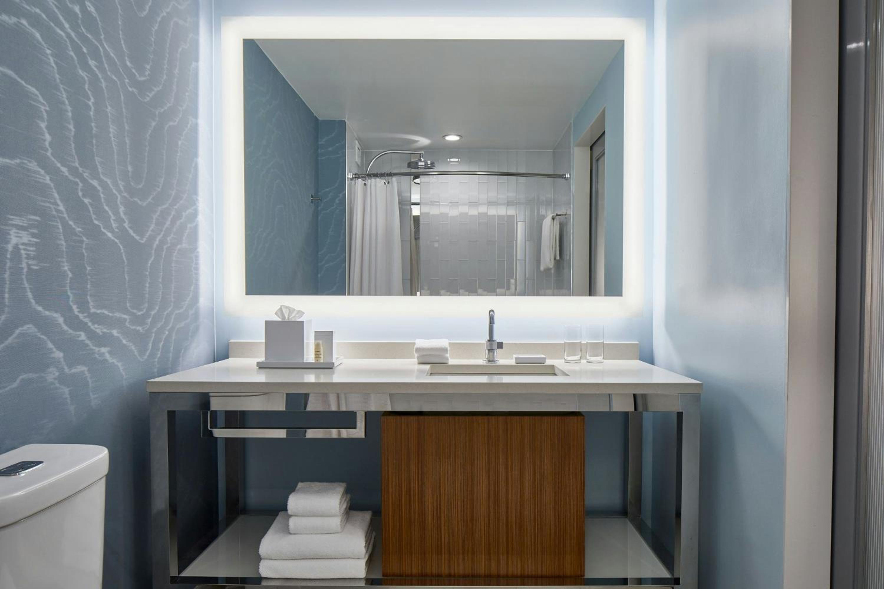 King Room with Roll-In Shower - High Floor/Club Lounge Access - Mobility and Hearing Accessible - Photo 5