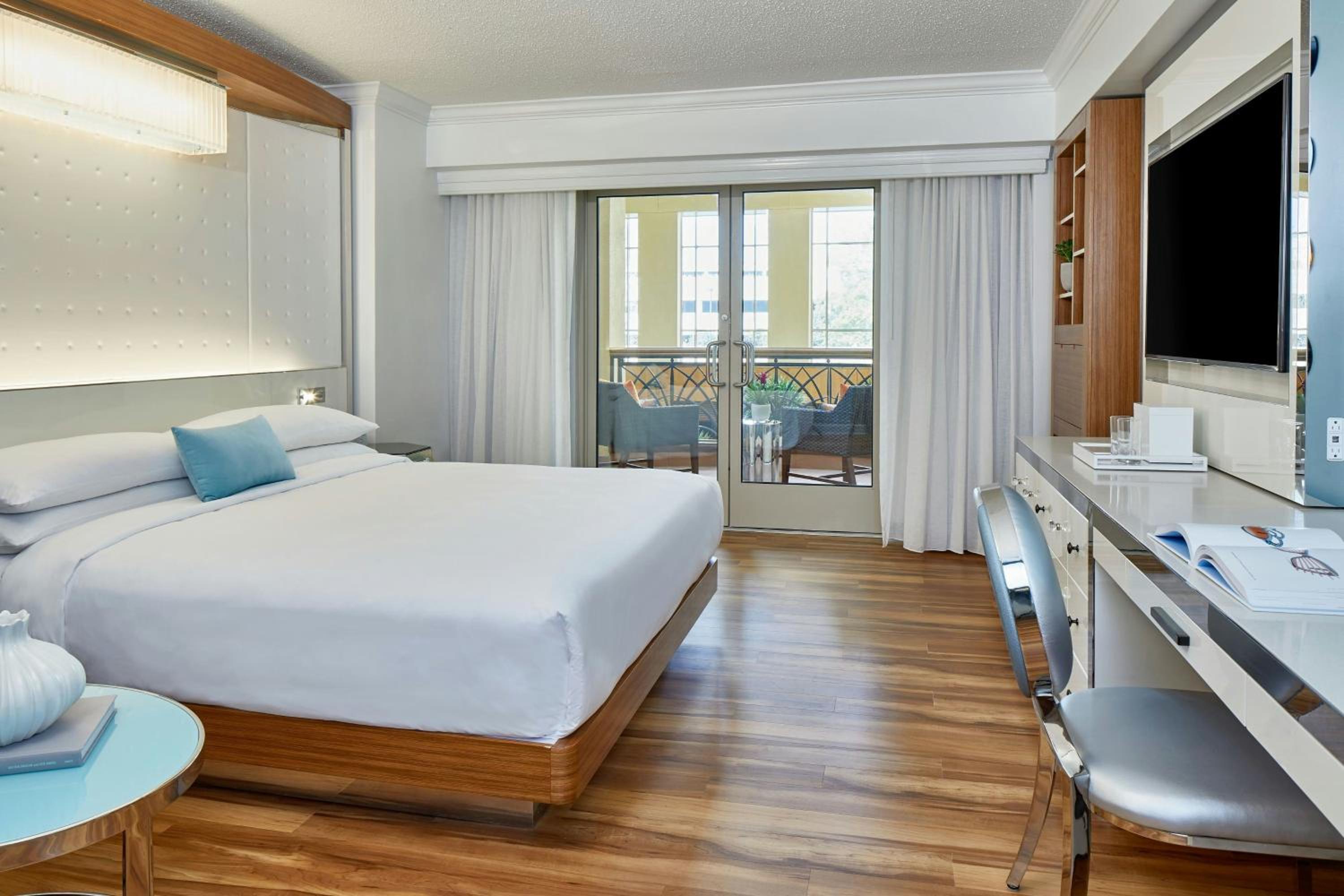 Queen Room with Two Queen Beds and Adapted Tub - Mobility and Hearing Accessible photo 3