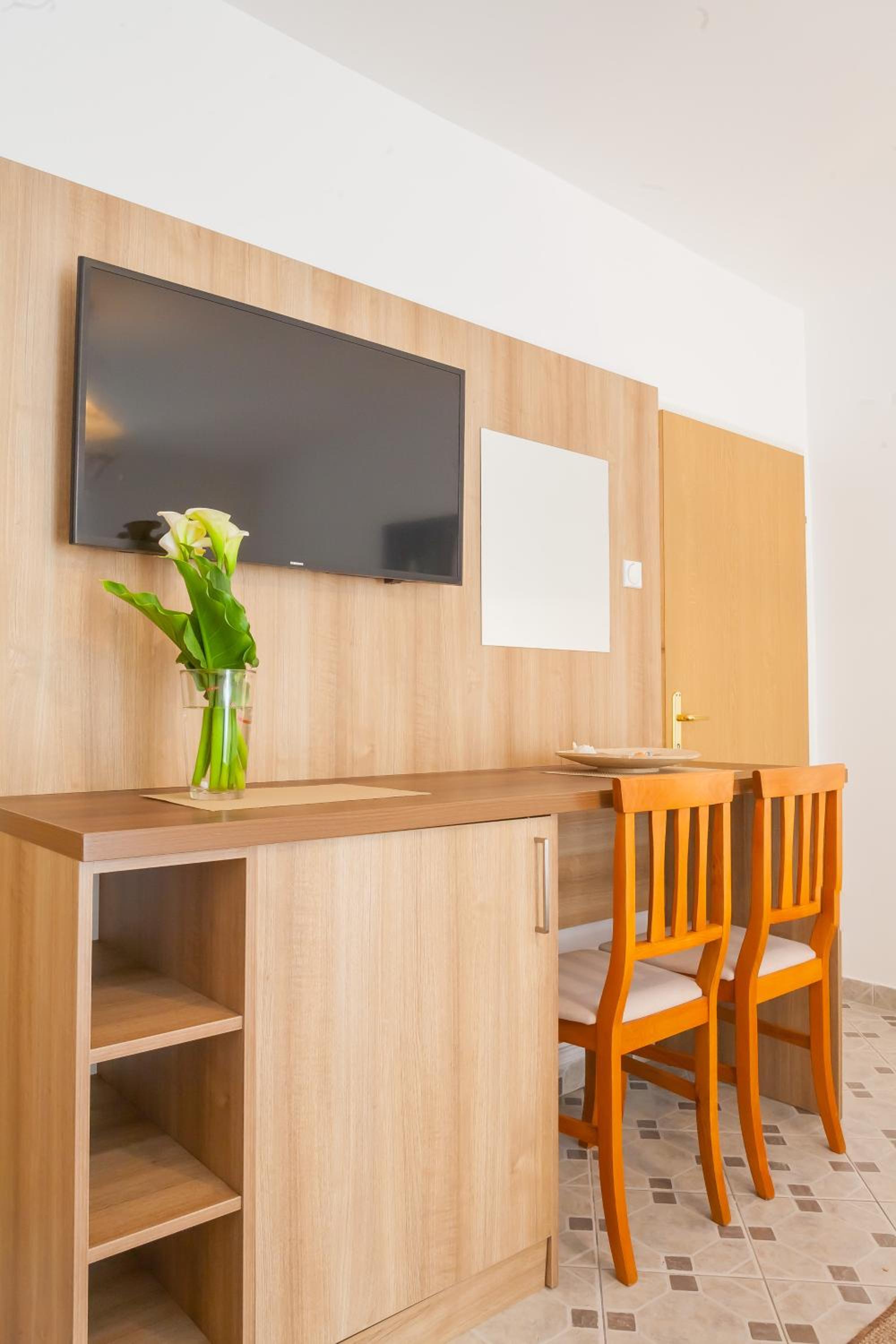 Triple Room with Terrace and Garden View photo 3