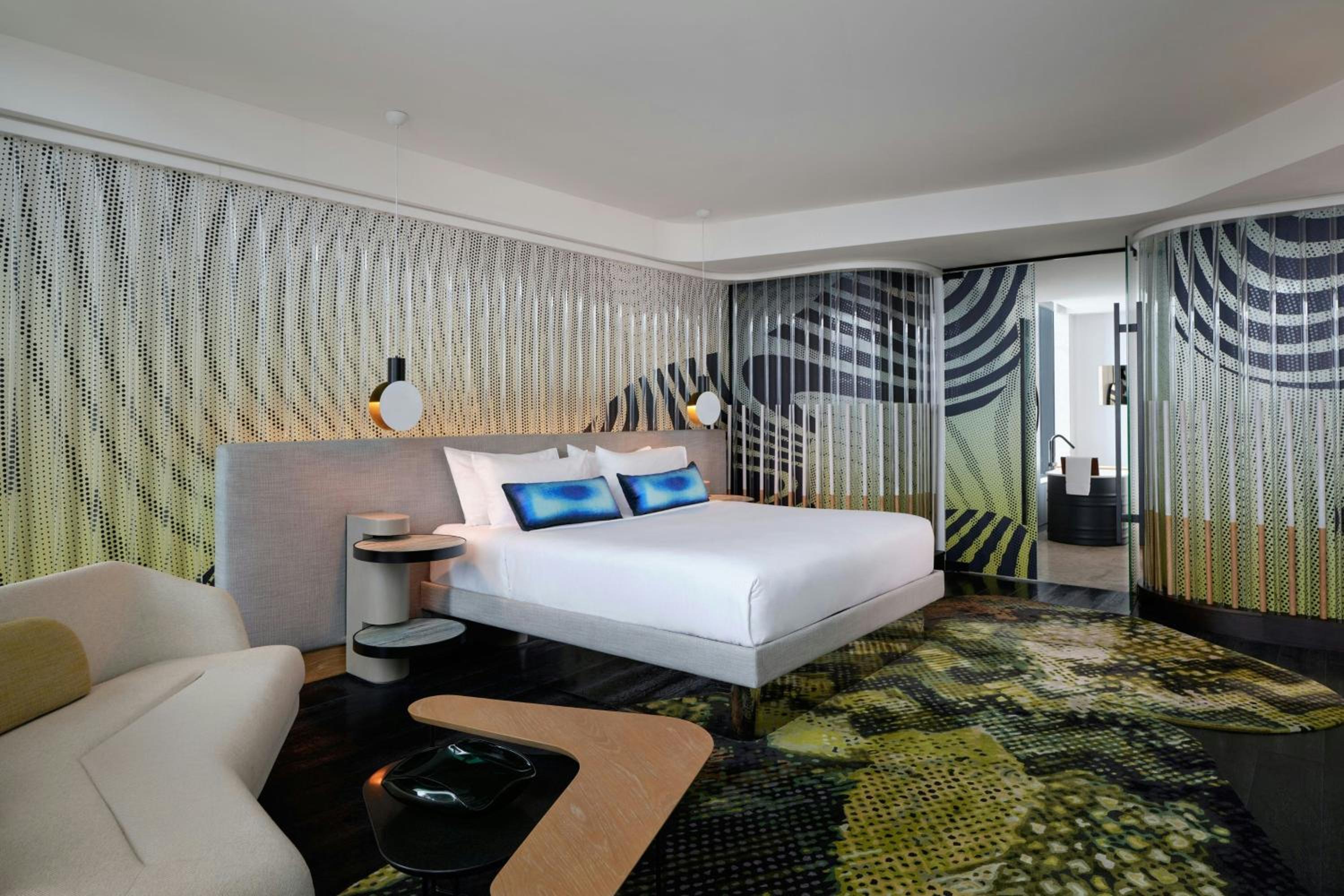 One-Bedroom King Suite with River View and High Floor – Penthouse 2 thumbnail 5