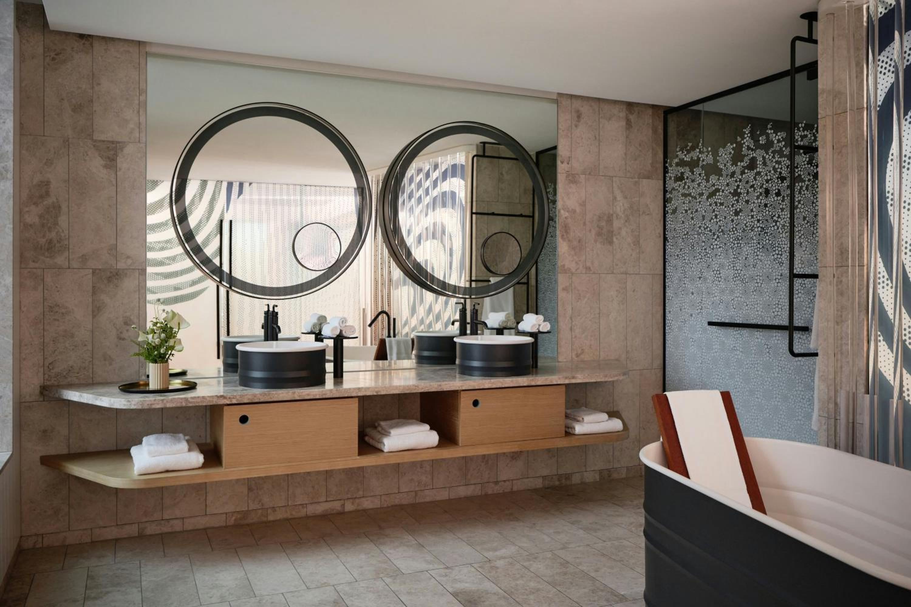 One-Bedroom King Suite with River View and High Floor – Penthouse 2 thumbnail 6