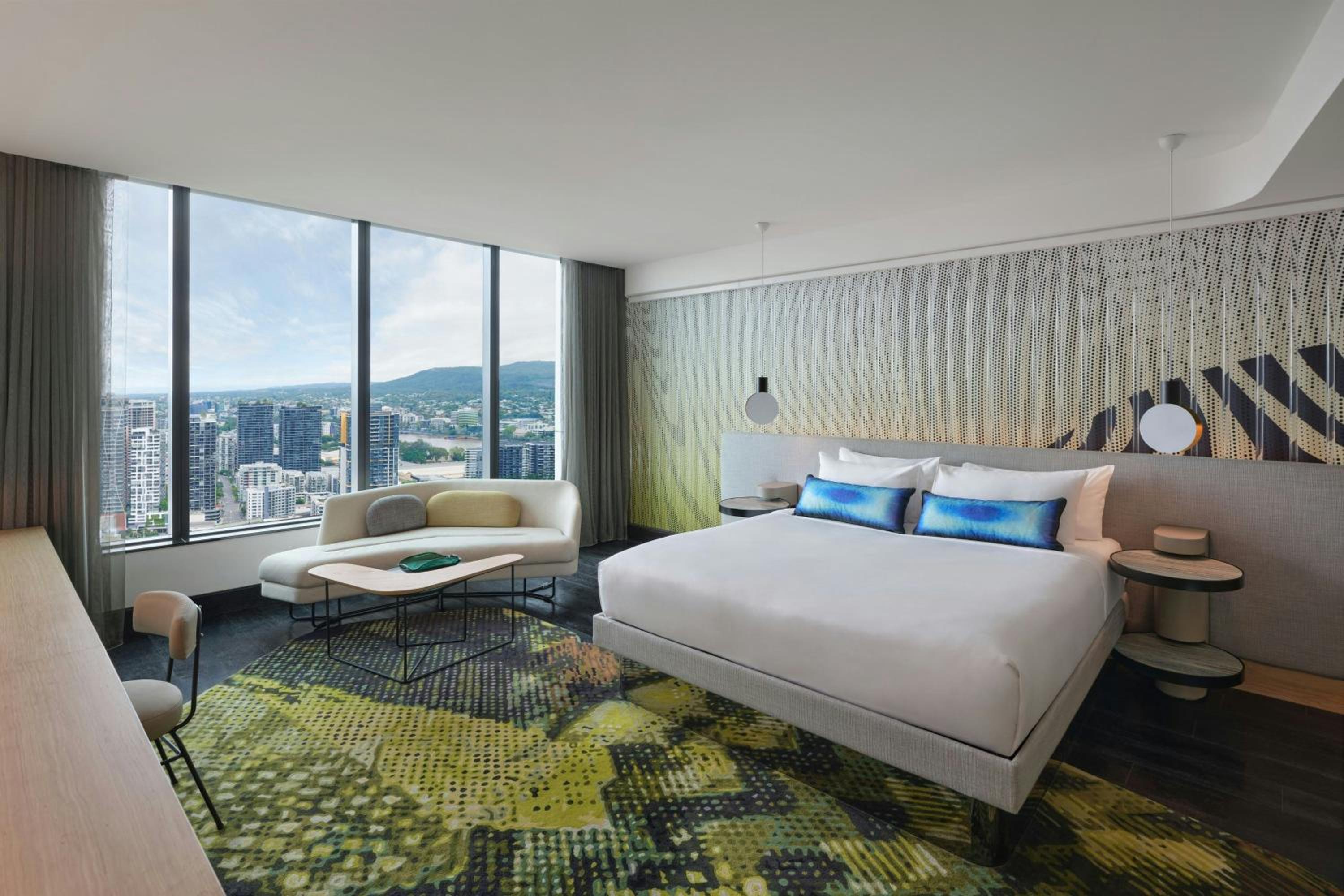 One-Bedroom King Suite with River View and High Floor – Penthouse 2 thumbnail 6