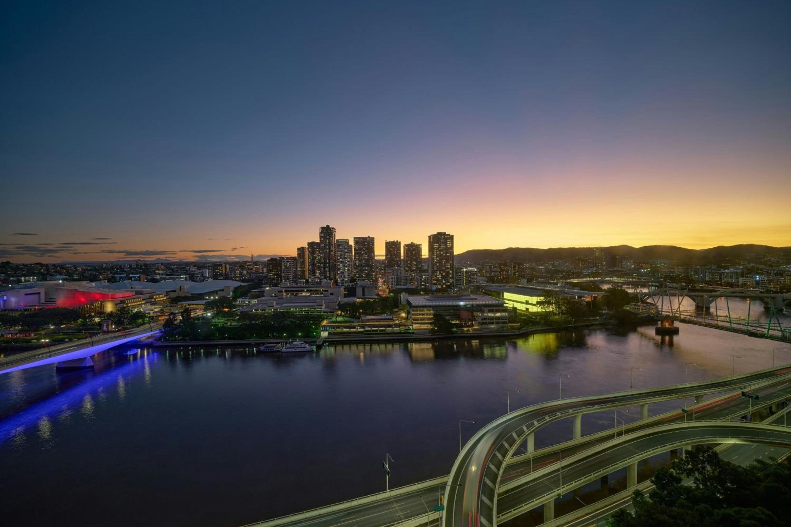One-Bedroom King Suite with River View and High Floor – Penthouse 2