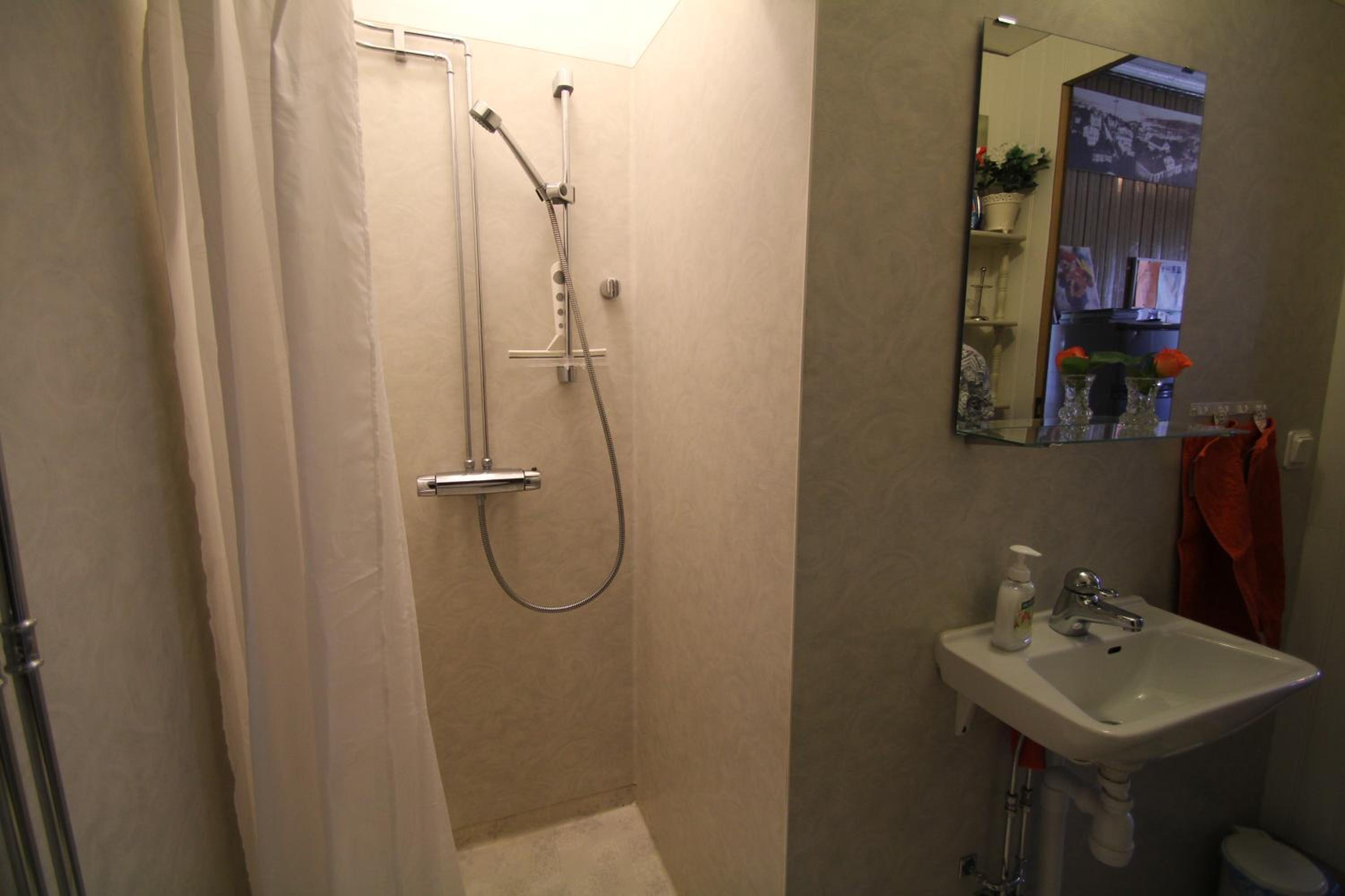 Twin Room With Shared Bathroom photo 3