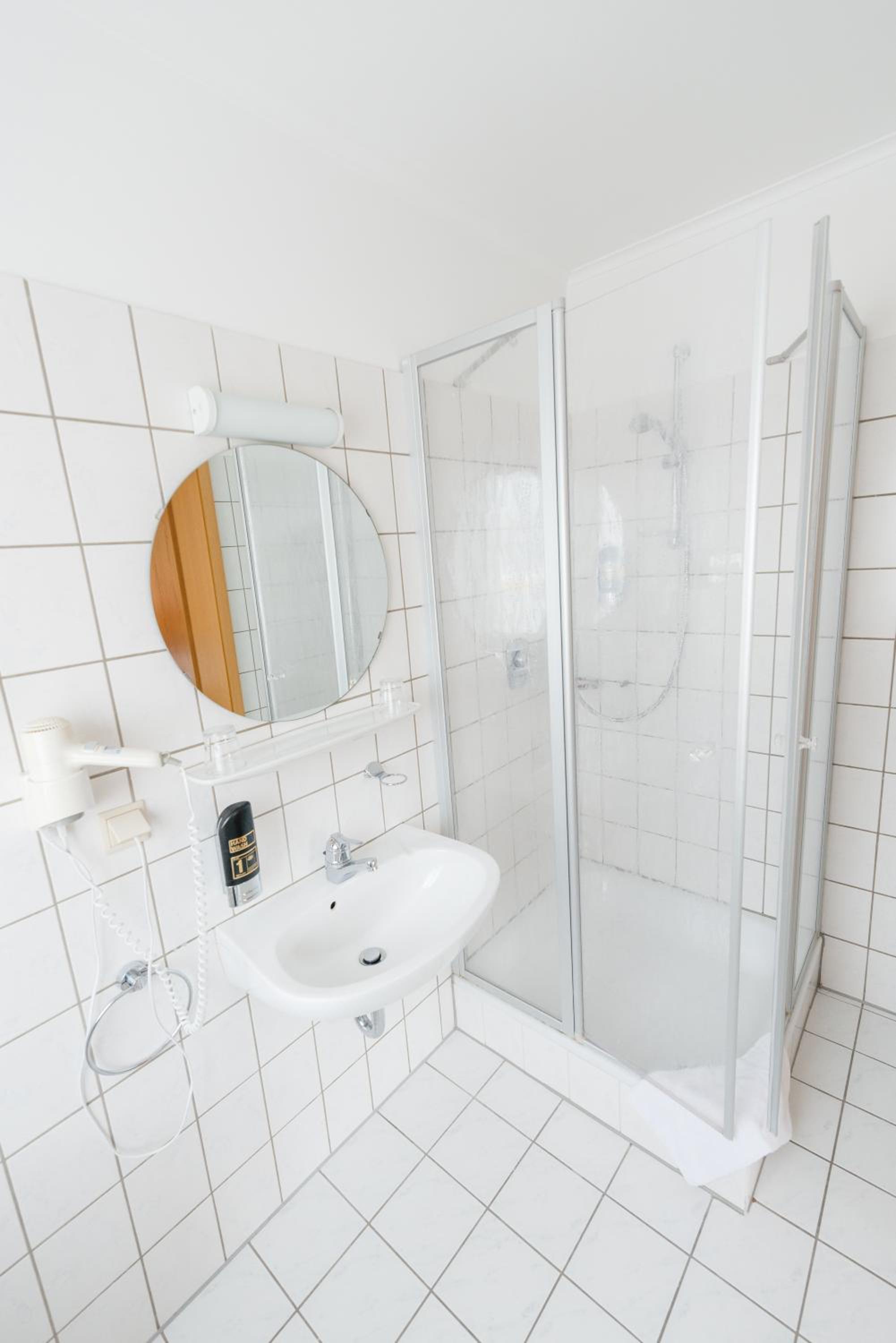 Standard Double Room - Photo 11