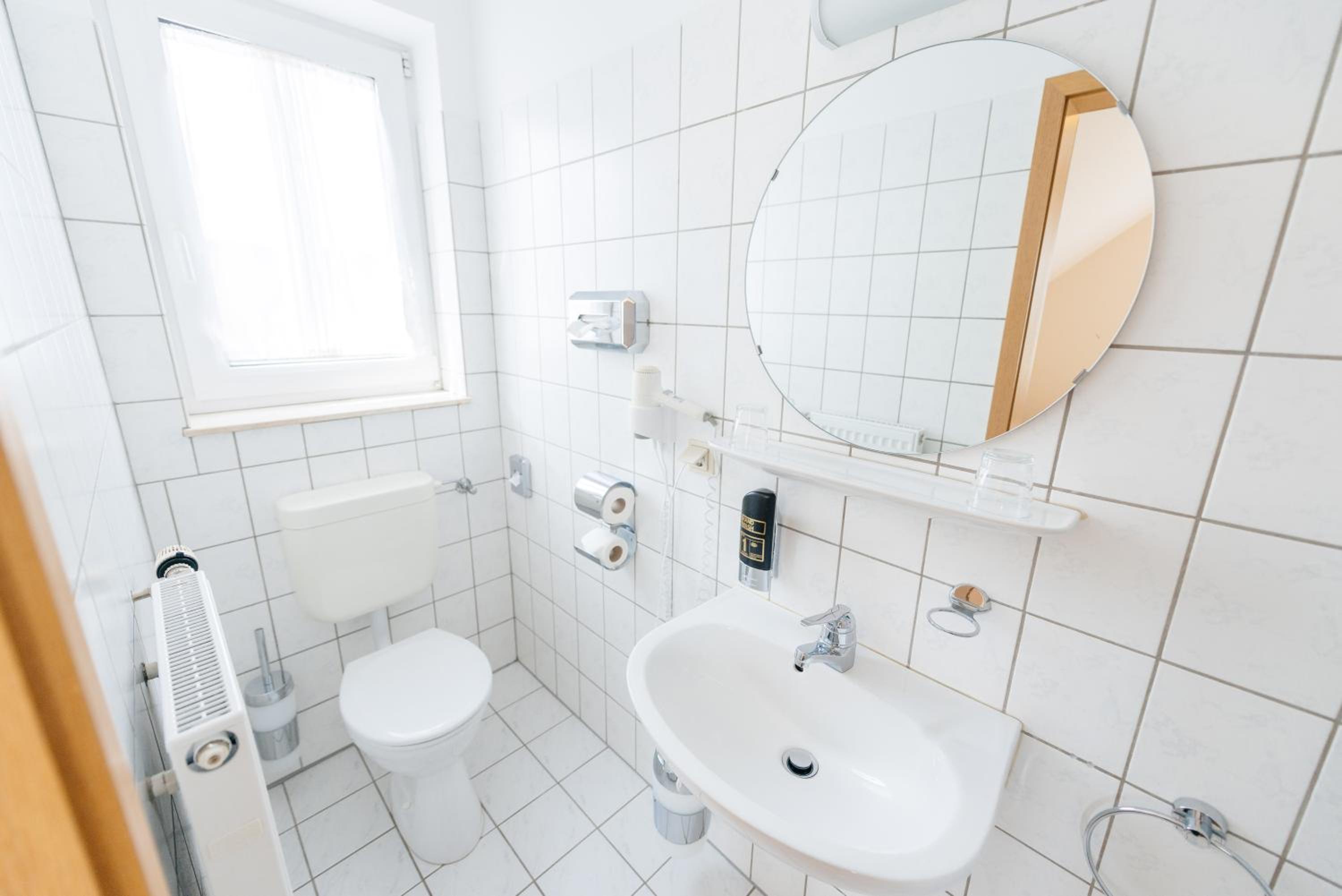 Standard Double Room - Photo 8