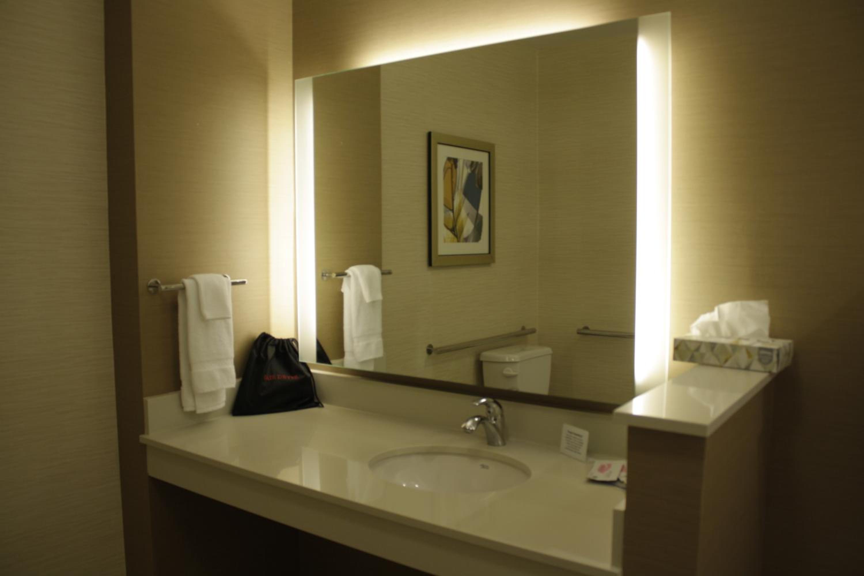 Queen Room with Two Queen Beds and Lake View - Mobility Accessible with Tub